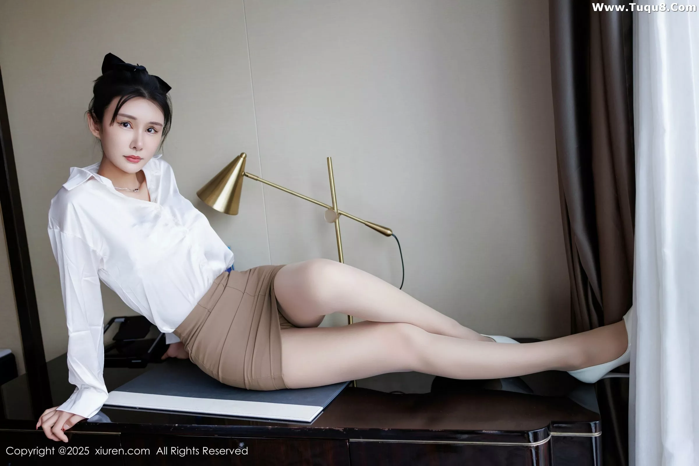   [XiuRen]高清写真图 2025.07.14 No.10543 艺艺yiyi 白色衬衫第5张图片