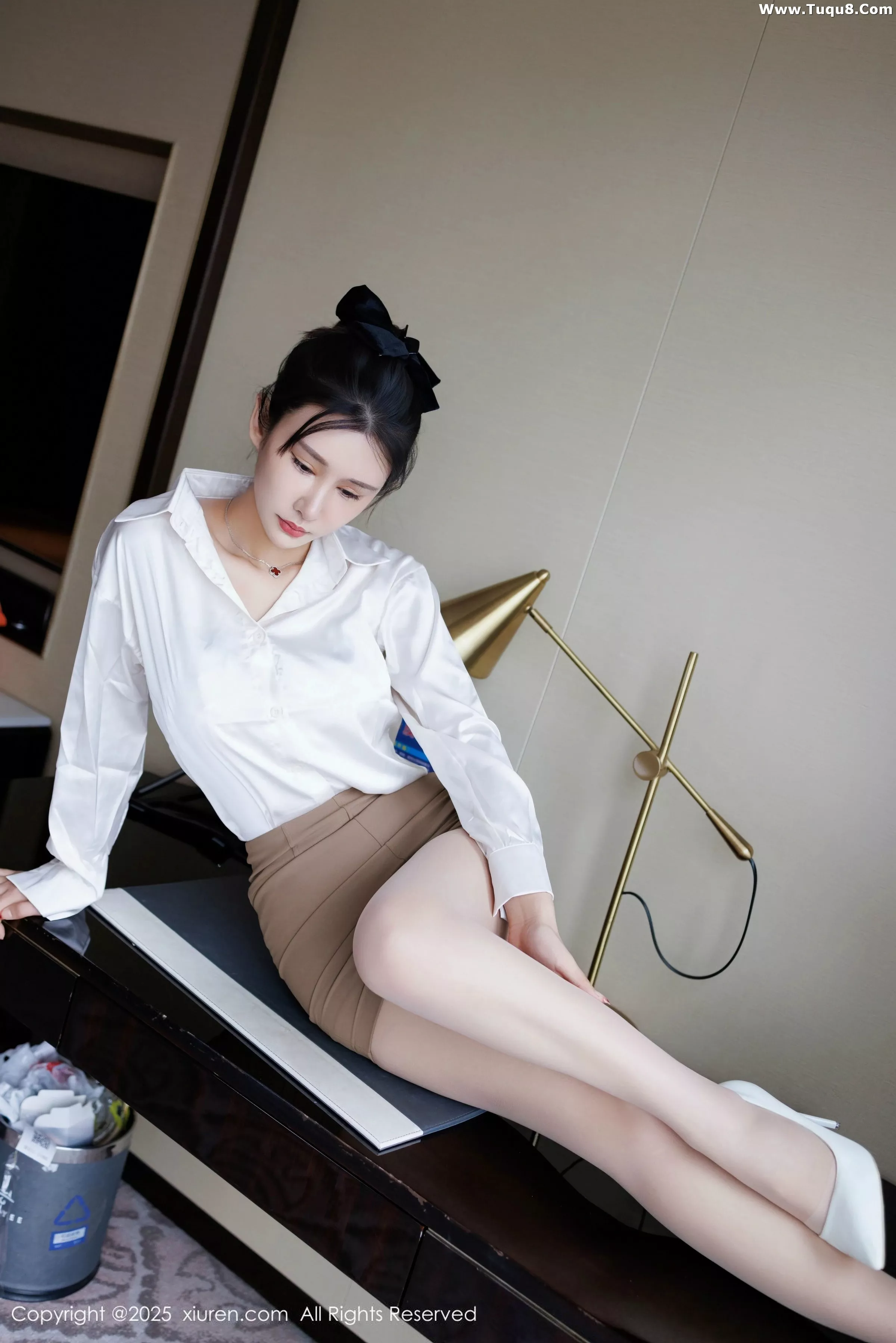   [XiuRen]高清写真图 2025.07.14 No.10543 艺艺yiyi 白色衬衫第7张图片