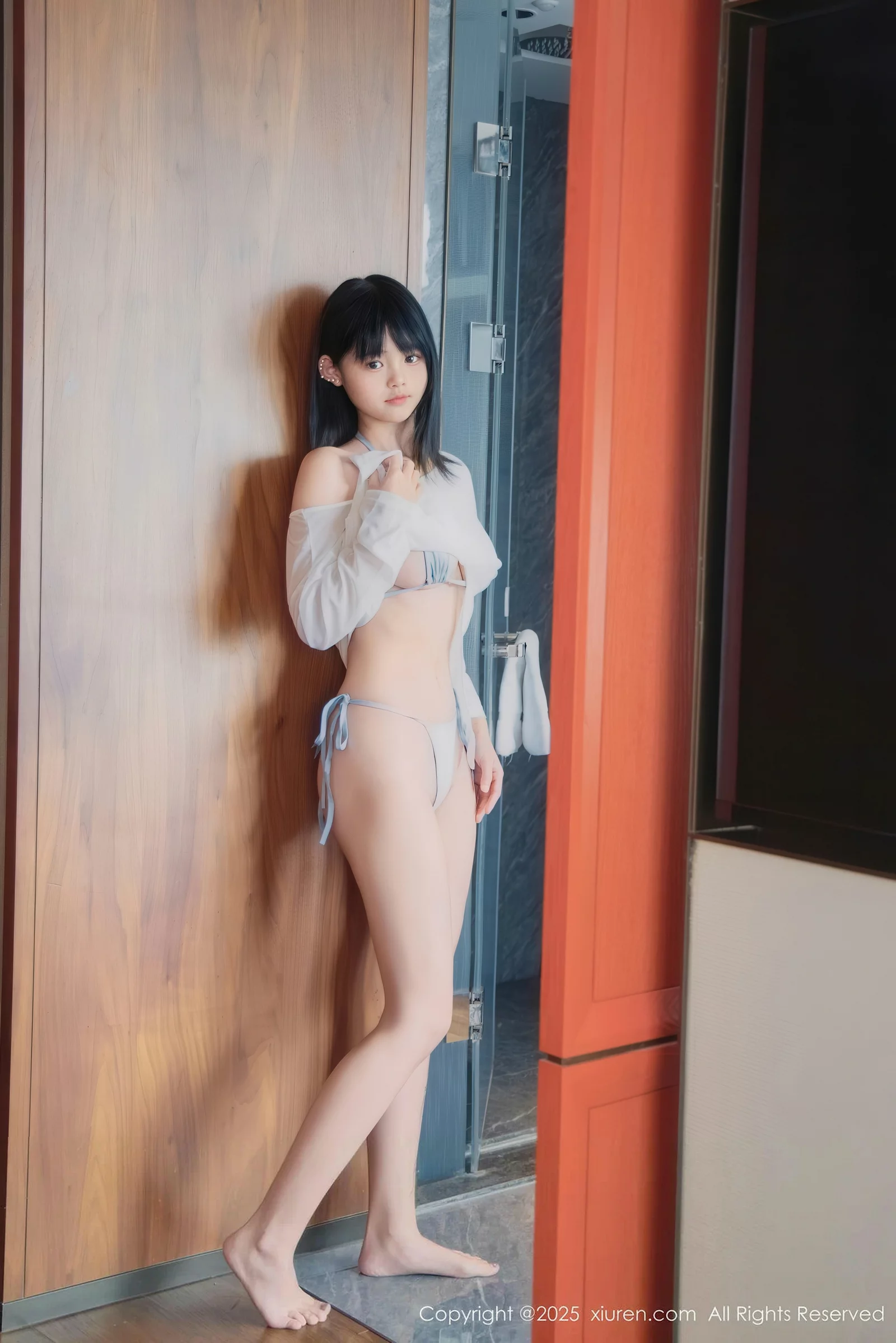   [XiuRen]高清写真图 2025.08.15 No.10651 小泠 蓝色比基尼第4张图片