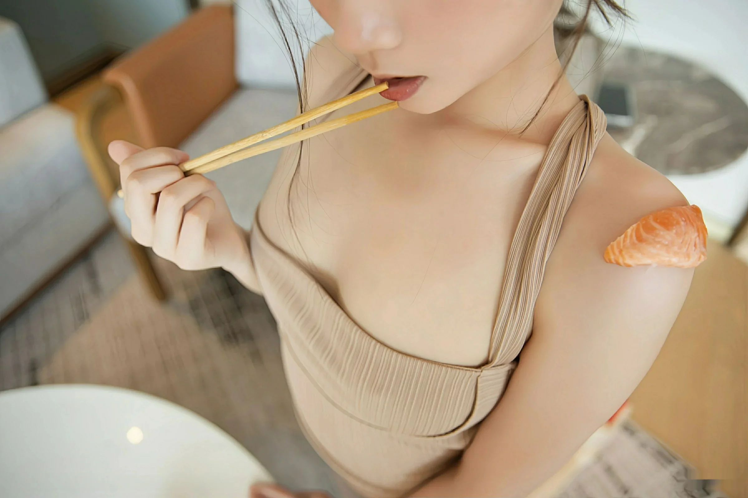   [XiuRen]高清写真图 2025.08.22 No.10678 刘婷婷 肉色连衣裙第4张图片