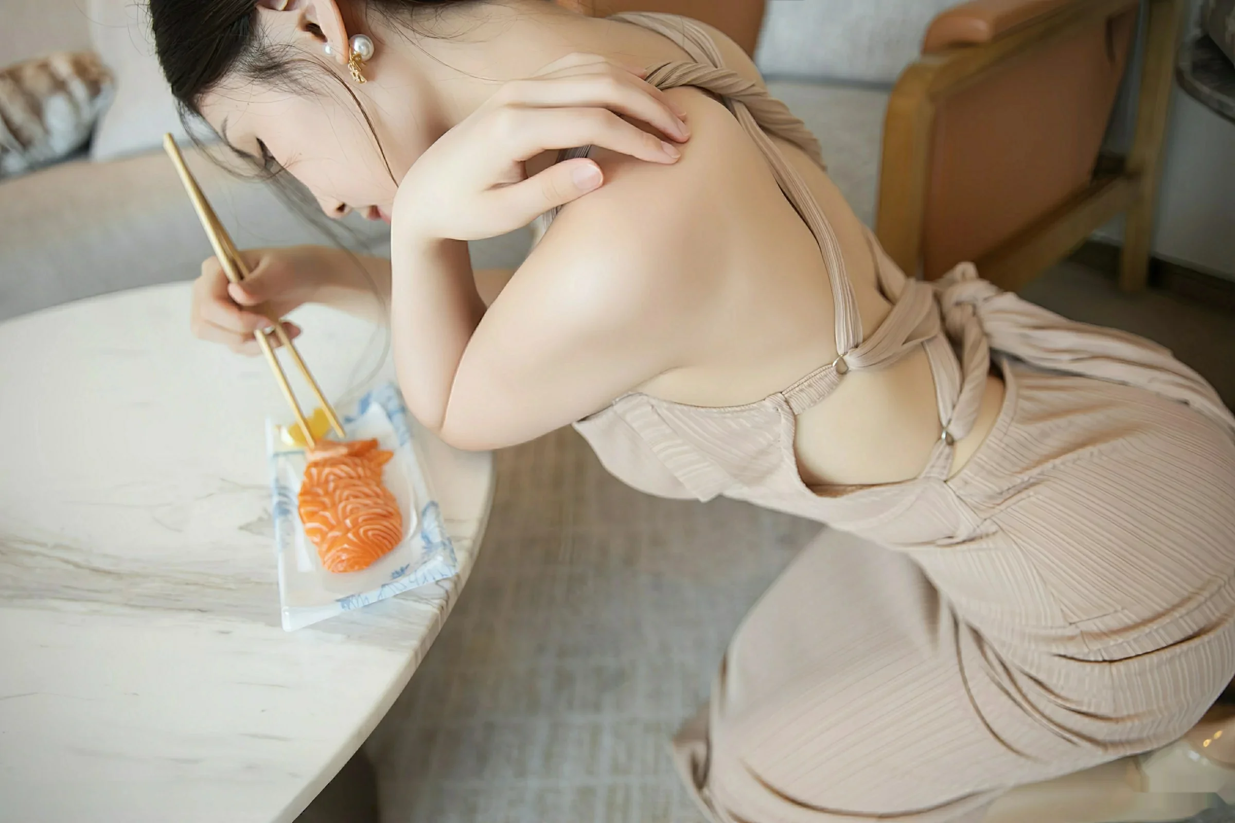   [XiuRen]高清写真图 2025.08.22 No.10678 刘婷婷 肉色连衣裙第7张图片