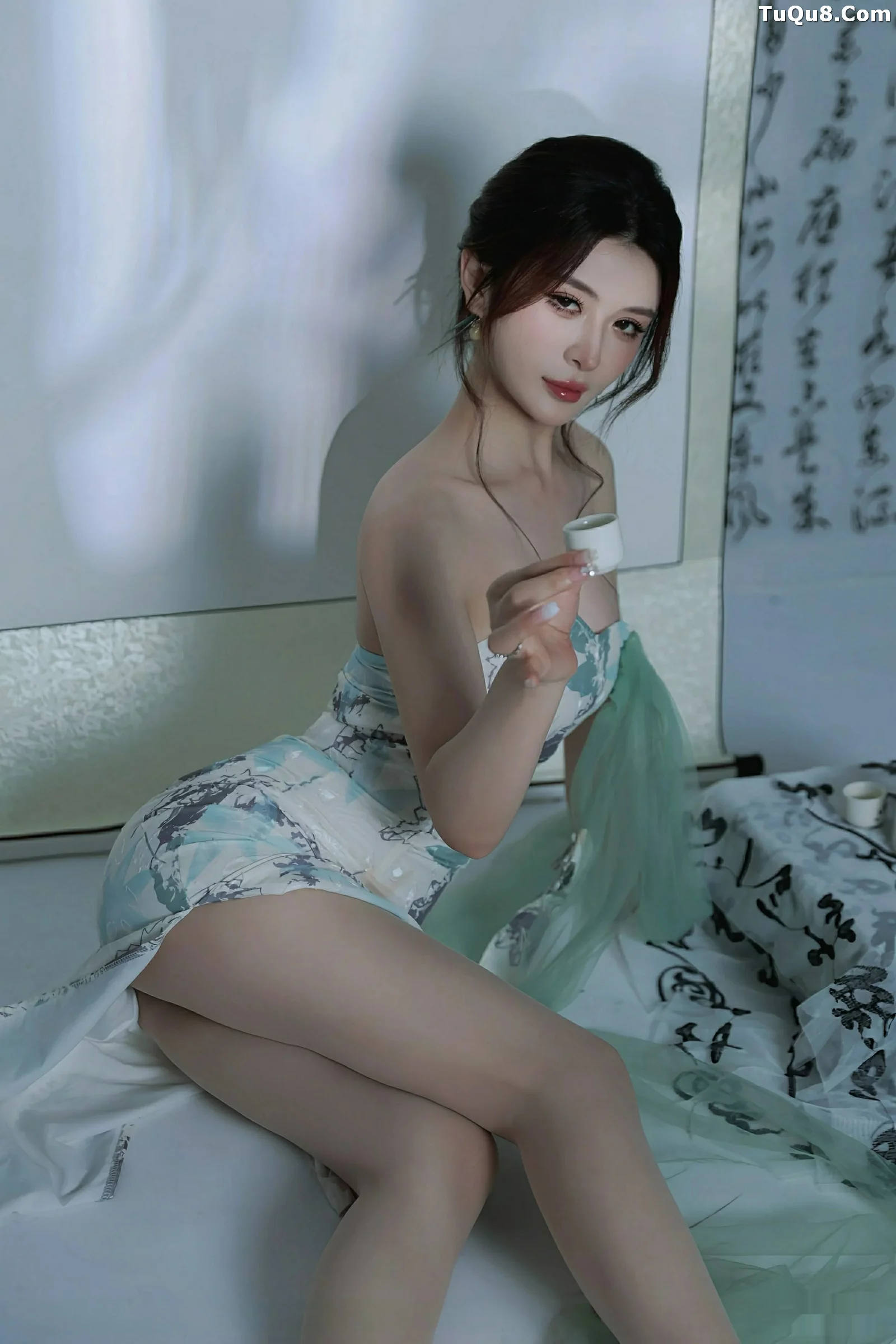   [XiuRen]高清写真图 2025.08.27 No.10694 阿依莎 浅色古风第2张图片