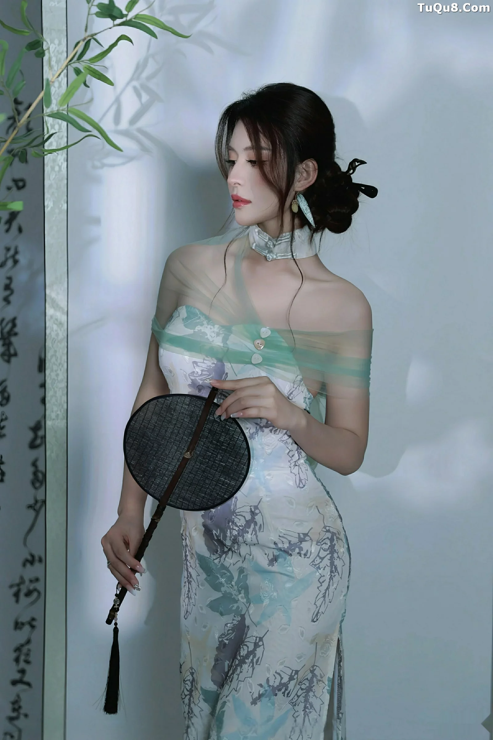   [XiuRen]高清写真图 2025.08.27 No.10694 阿依莎 浅色古风第3张图片