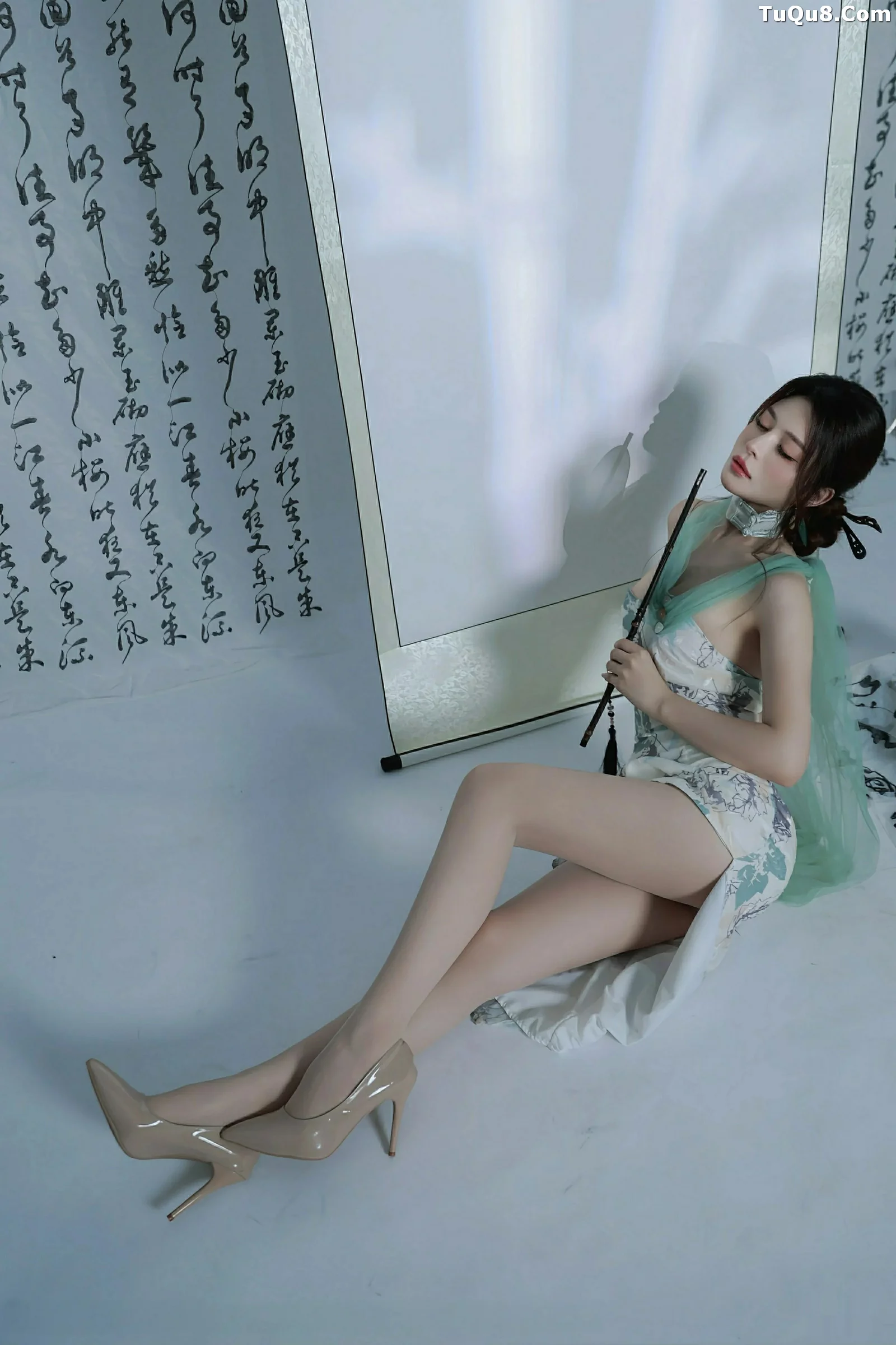   [XiuRen]高清写真图 2025.08.27 No.10694 阿依莎 浅色古风第6张图片