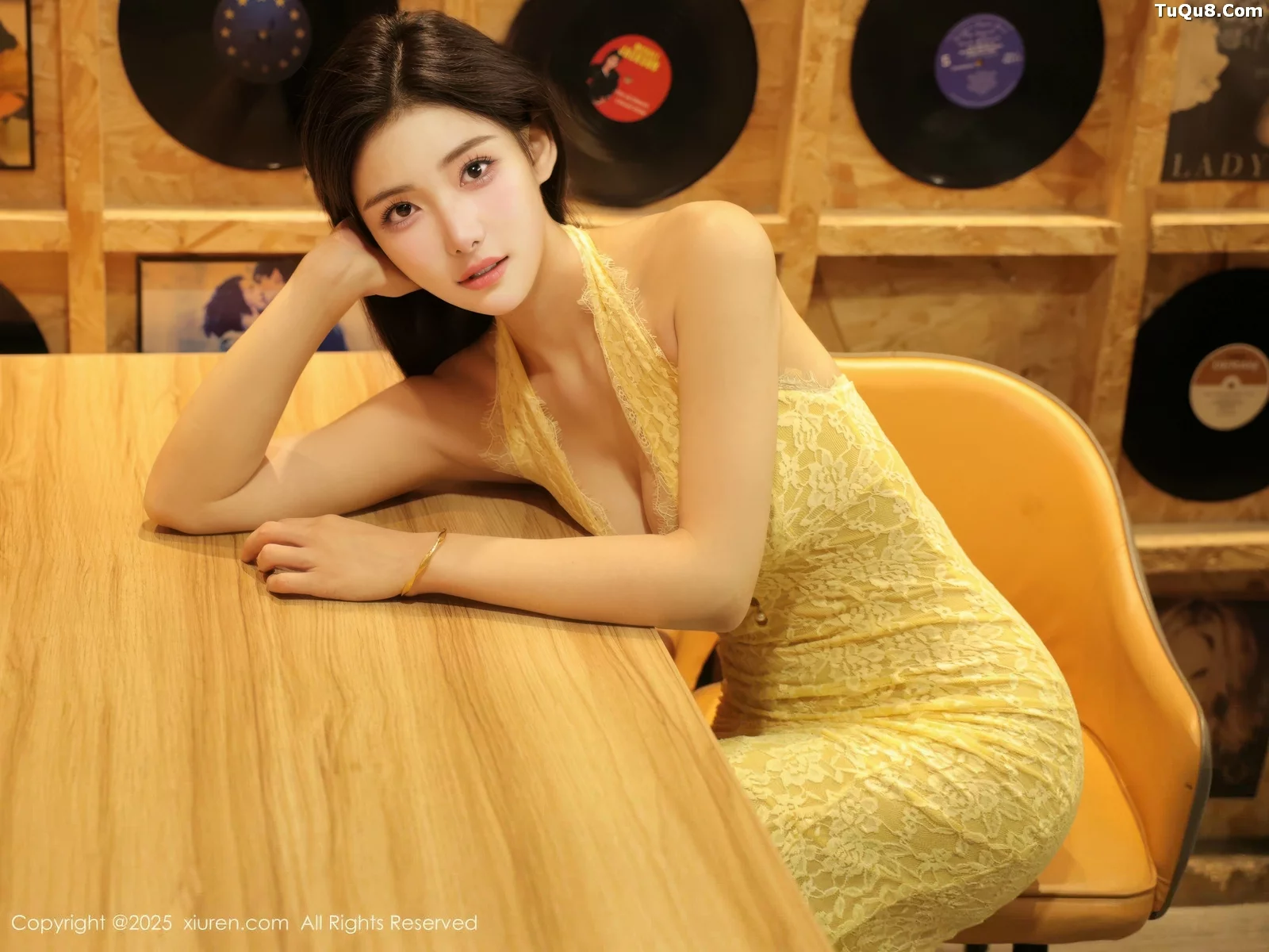   [XiuRen]高清写真图 2025.09.01 No.10715 梨霜儿 黄色连衣裙第6张图片