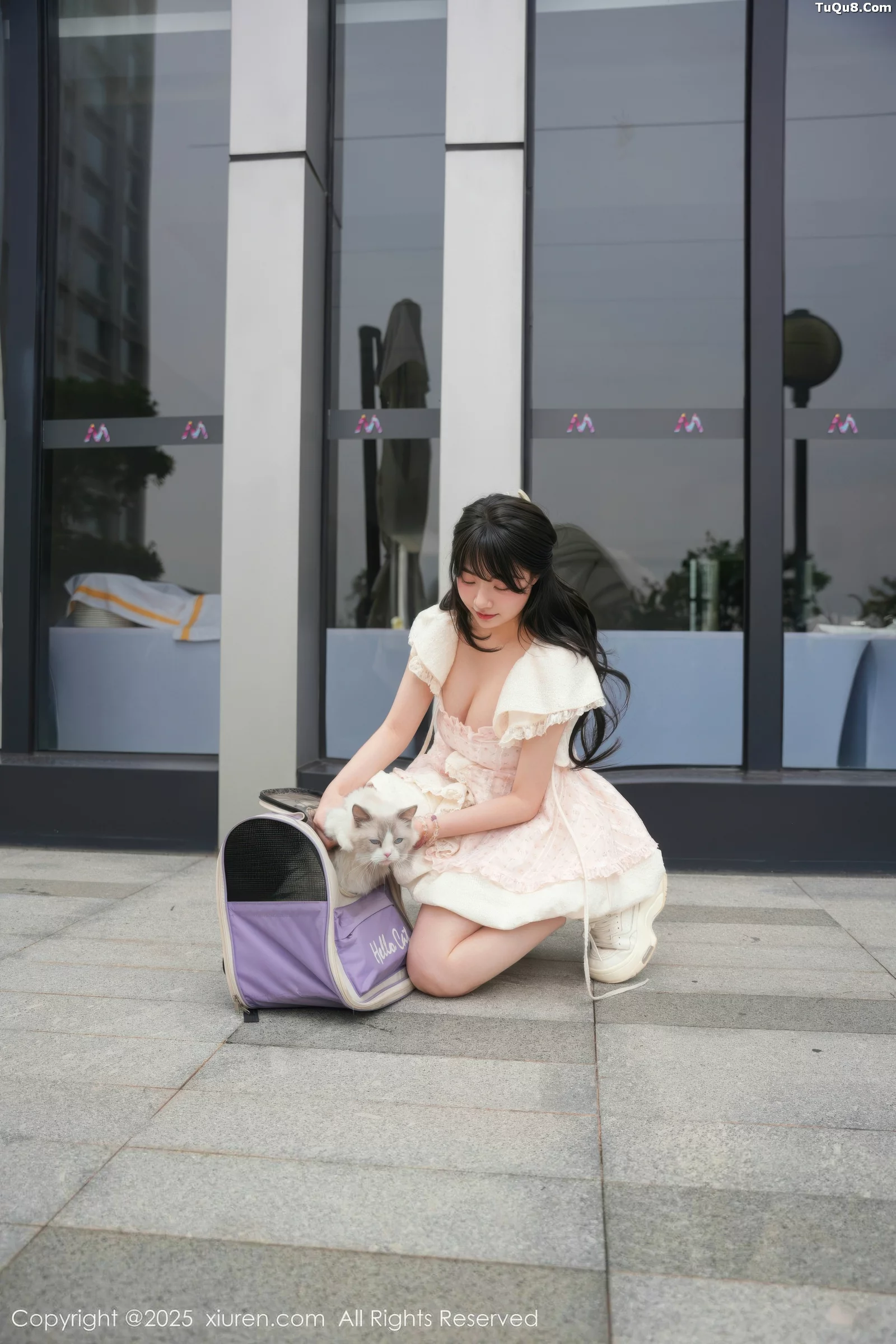   [XiuRen]高清写真图 2025.09.05 No.10734 软情 浅色连衣短裙第2张图片