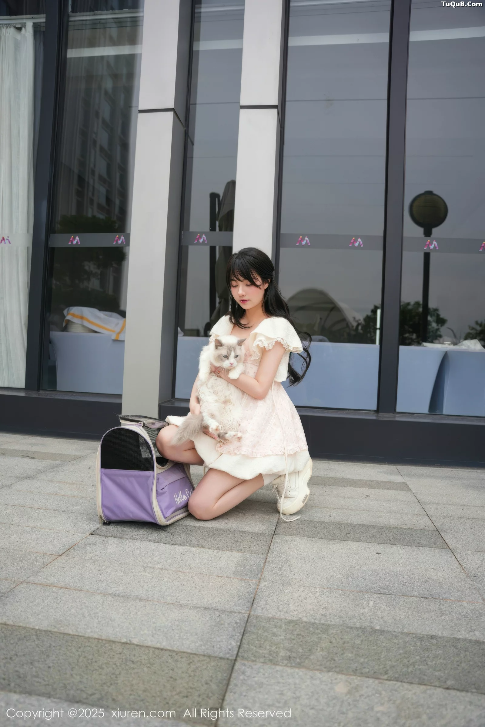   [XiuRen]高清写真图 2025.09.05 No.10734 软情 浅色连衣短裙第4张图片