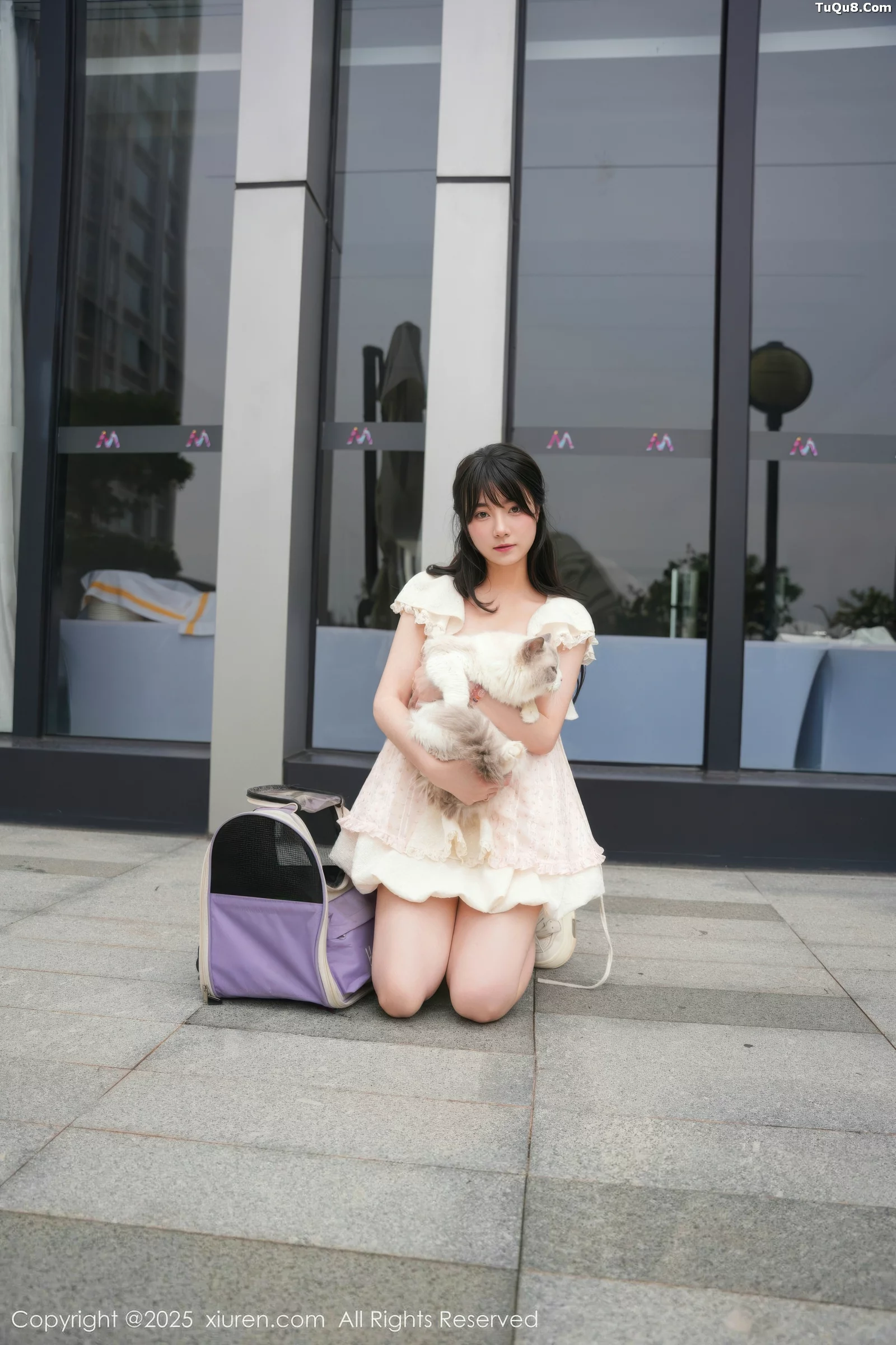   [XiuRen]高清写真图 2025.09.05 No.10734 软情 浅色连衣短裙第5张图片