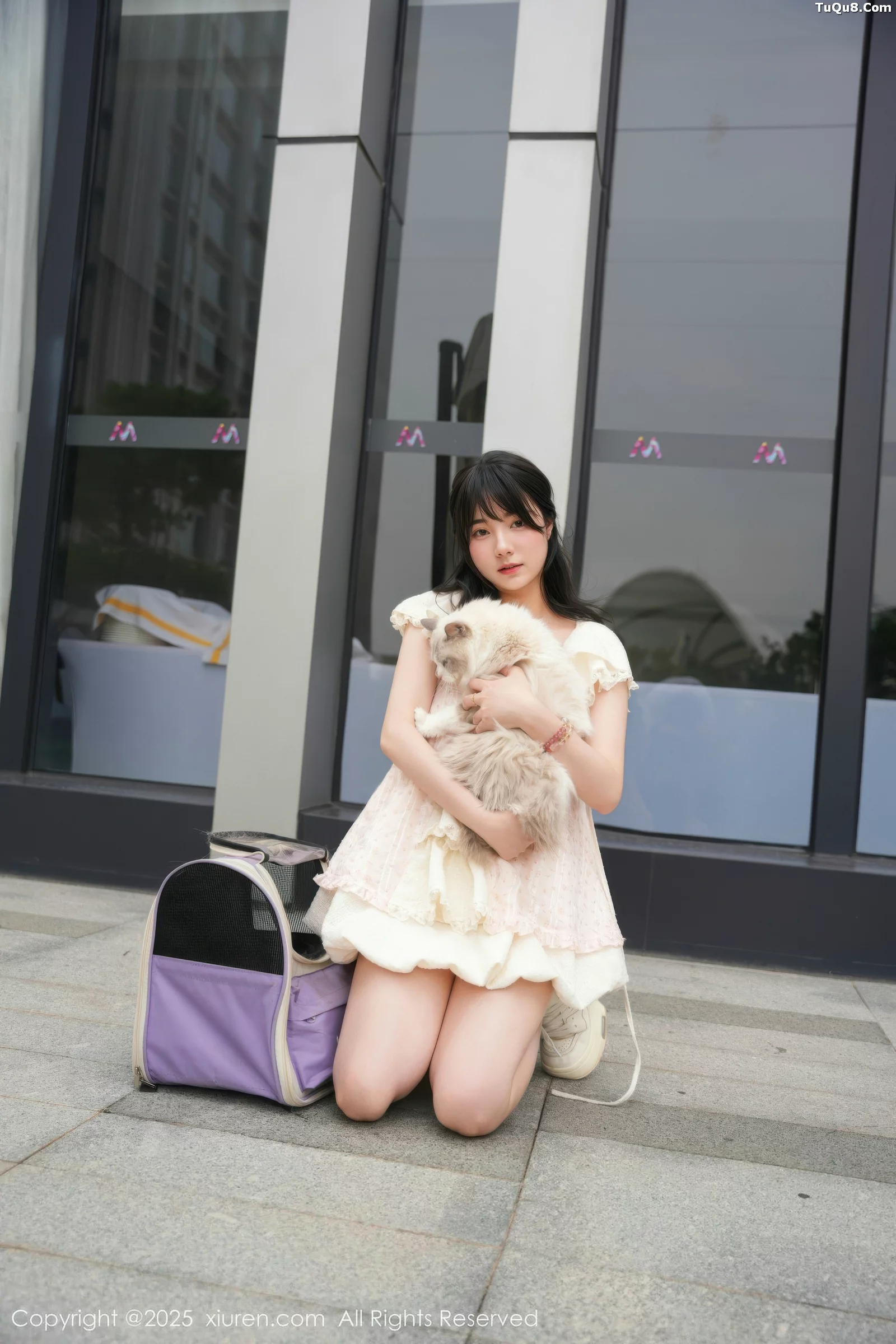   [XiuRen]高清写真图 2025.09.05 No.10734 软情 浅色连衣短裙第6张图片