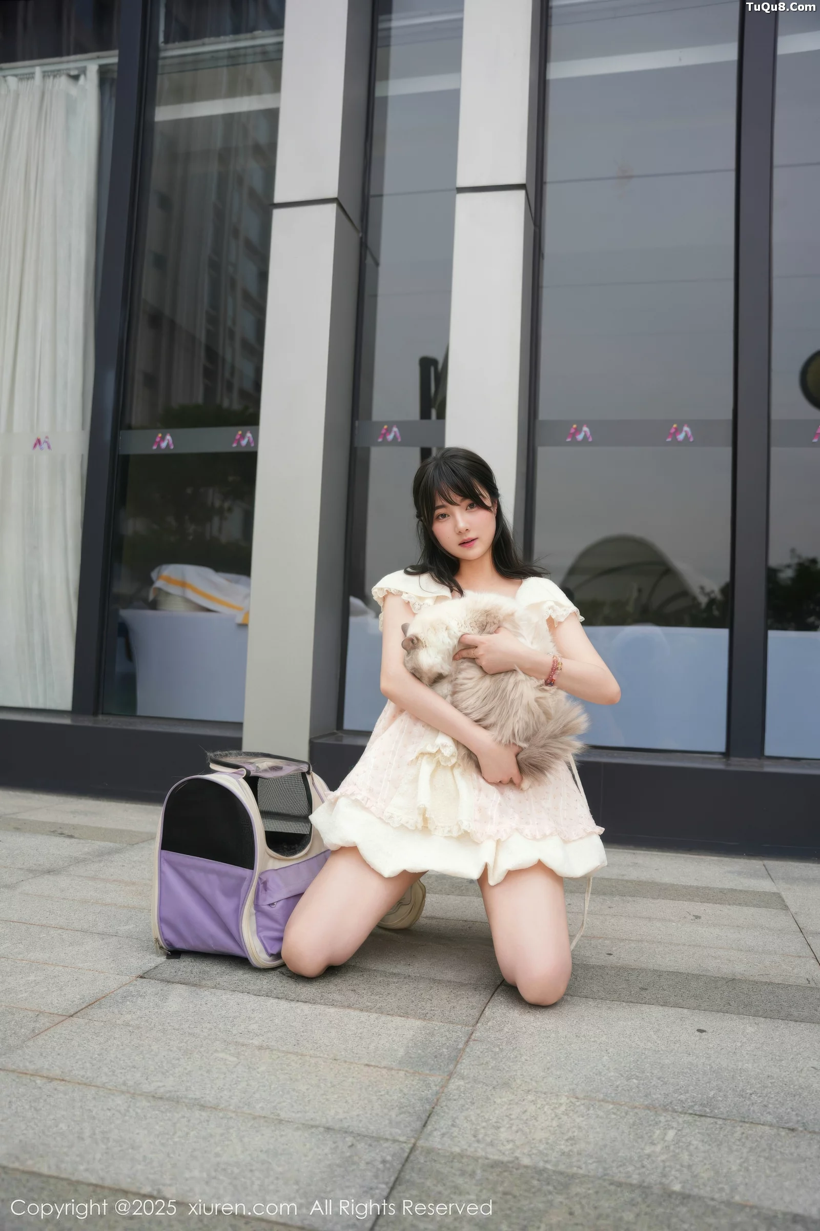   [XiuRen]高清写真图 2025.09.05 No.10734 软情 浅色连衣短裙第7张图片