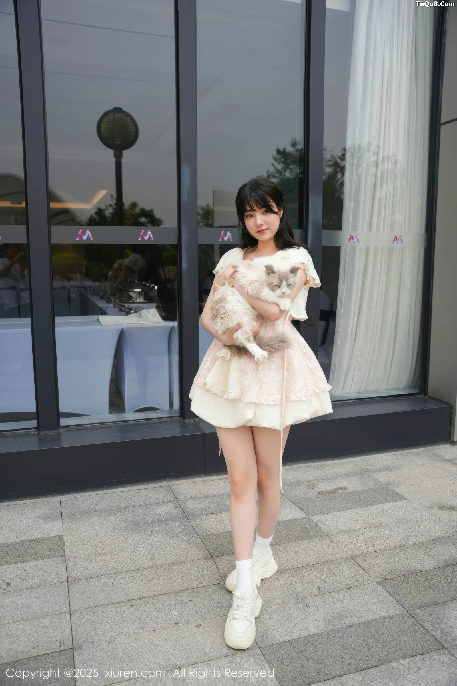   [XiuRen]高清写真图 2025.09.05 No.10734 软情 浅色连衣短裙第8张图片