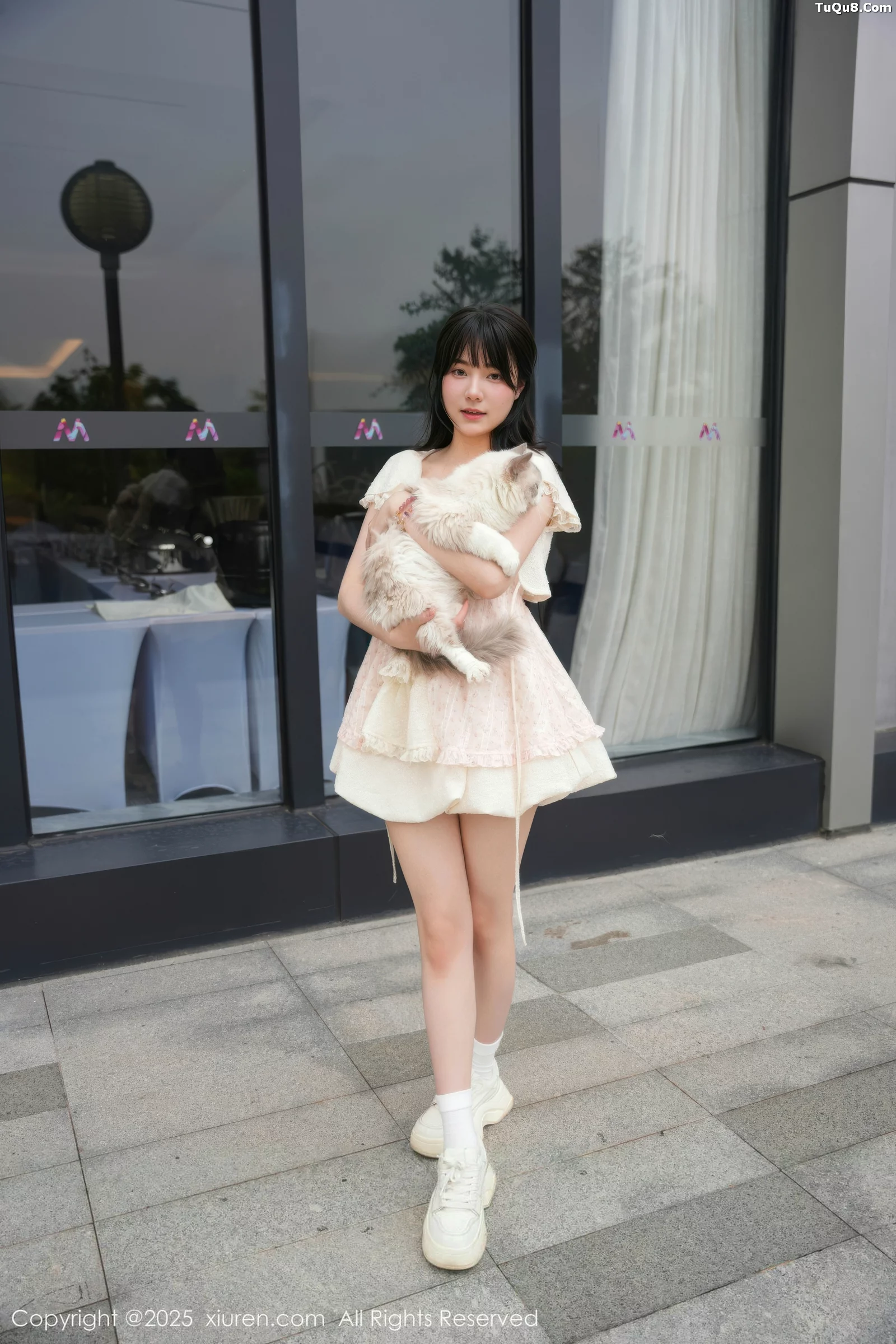   [XiuRen]高清写真图 2025.09.05 No.10734 软情 浅色连衣短裙第9张图片