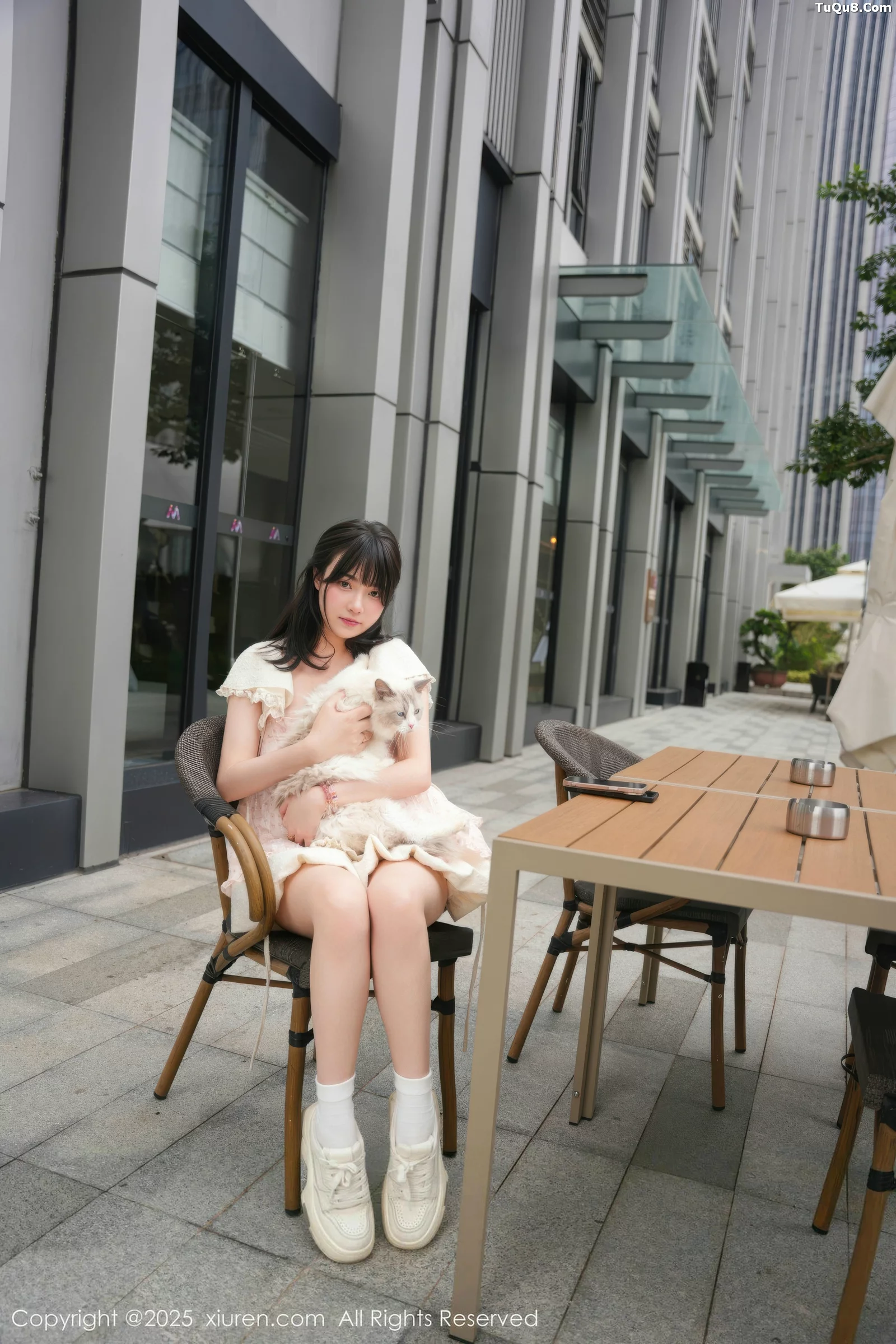   [XiuRen]高清写真图 2025.09.05 No.10734 软情 浅色连衣短裙第10张图片