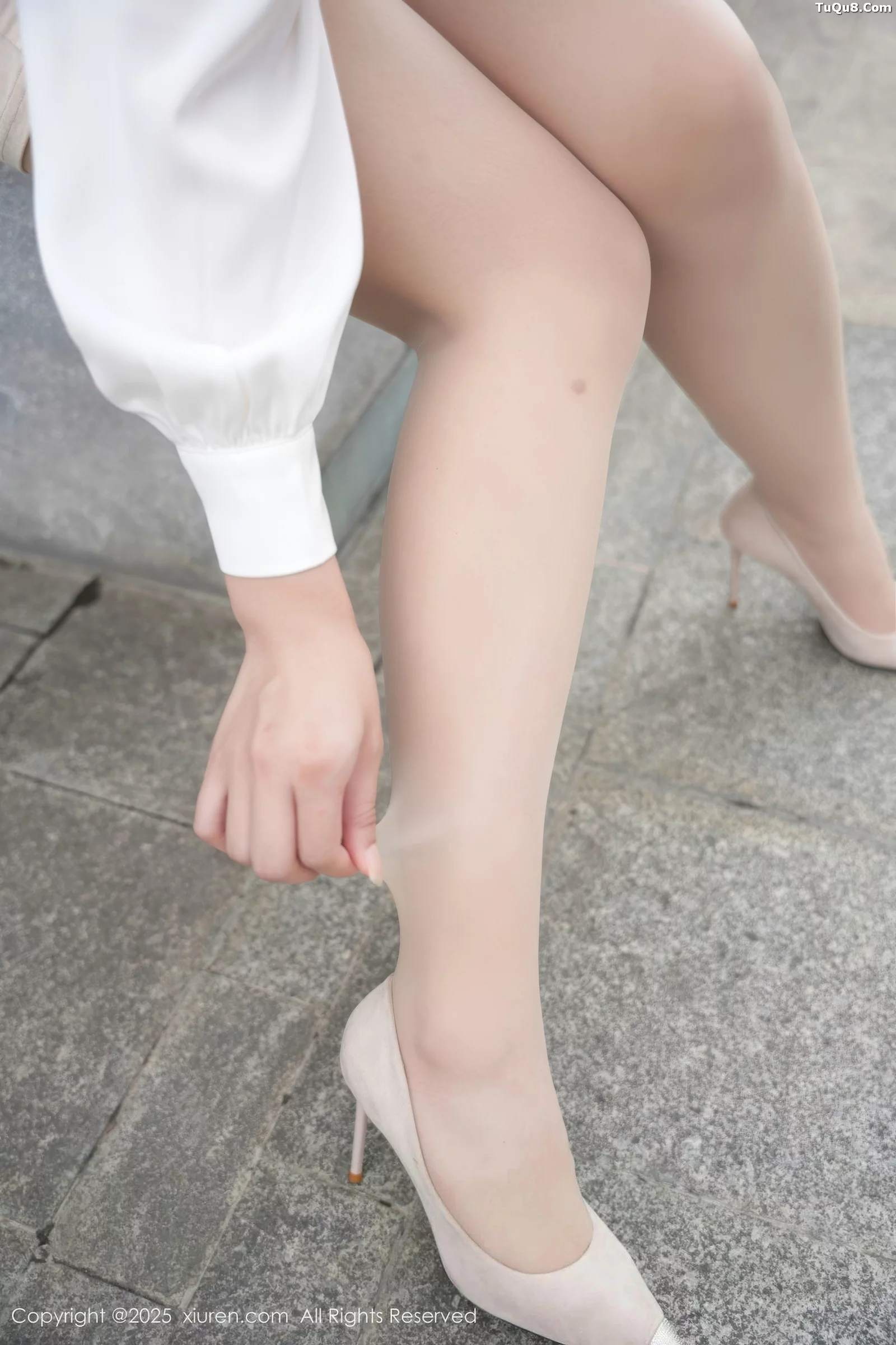   [XiuRen]高清写真图 2025.09.05 No.10735 南乔 白色衬衫第6张图片