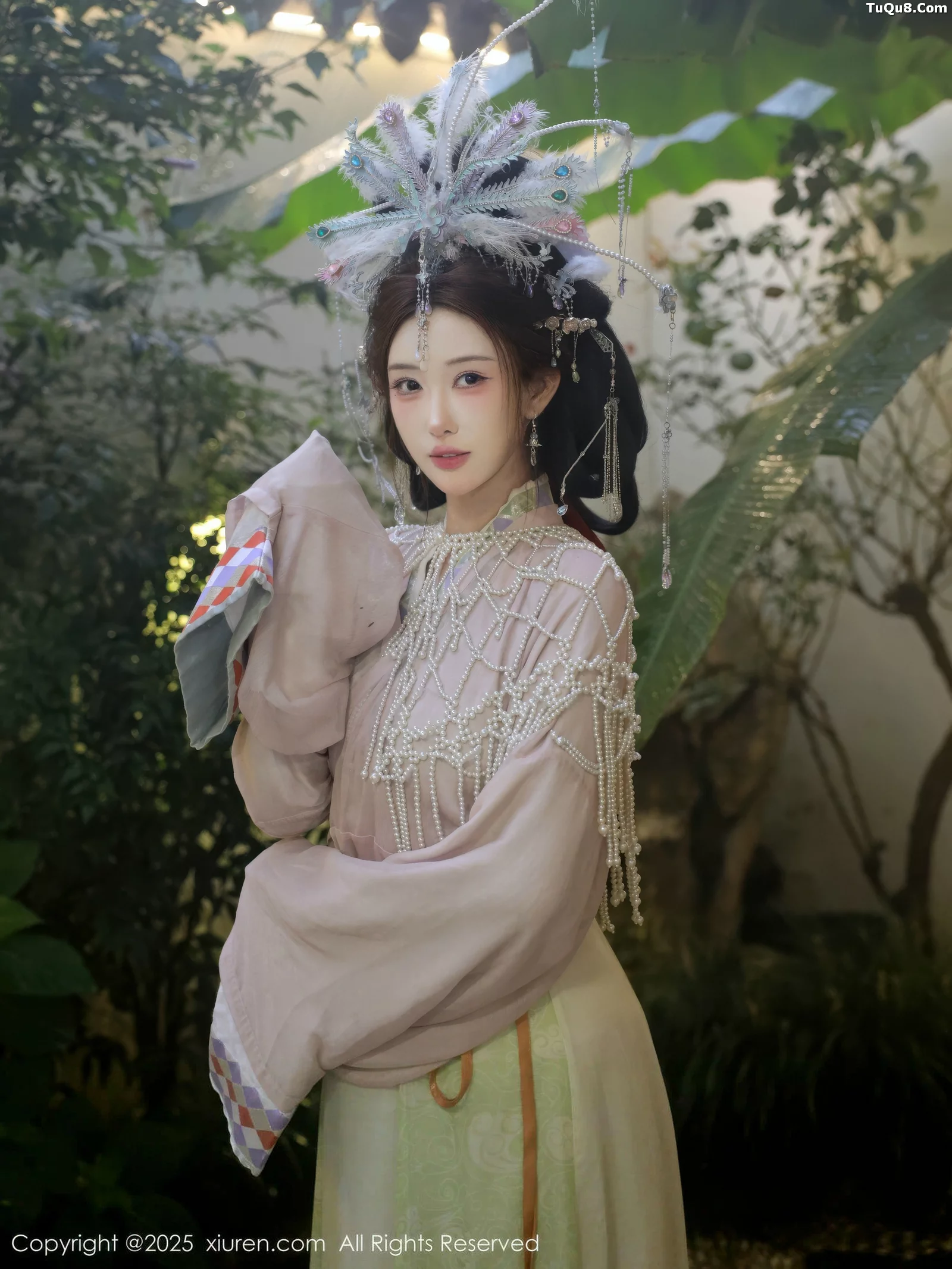   [XiuRen]高清写真图 2025.09.05 No.10736 梨霜儿 浅色古装第2张图片