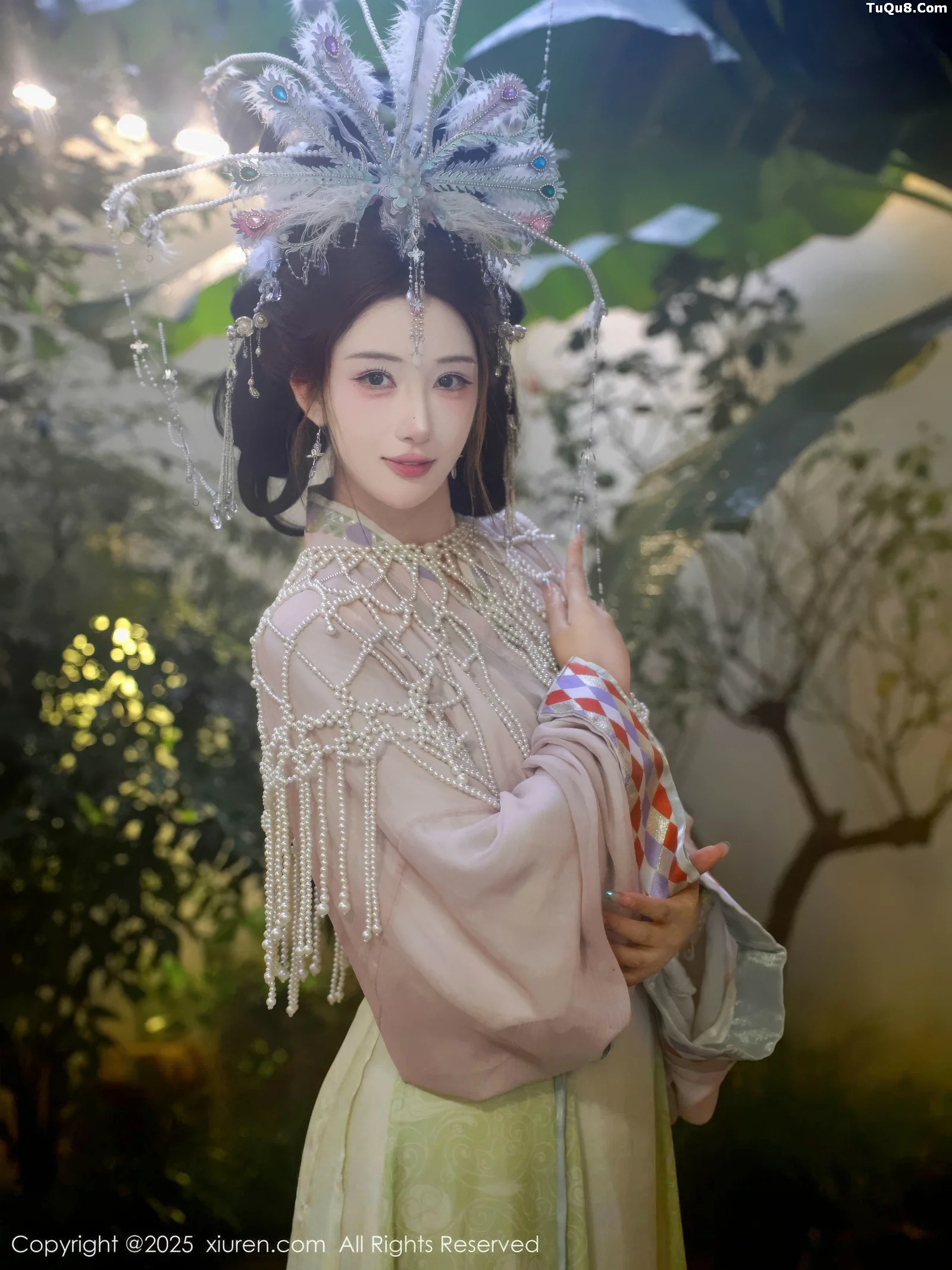   [XiuRen]高清写真图 2025.09.05 No.10736 梨霜儿 浅色古装第4张图片