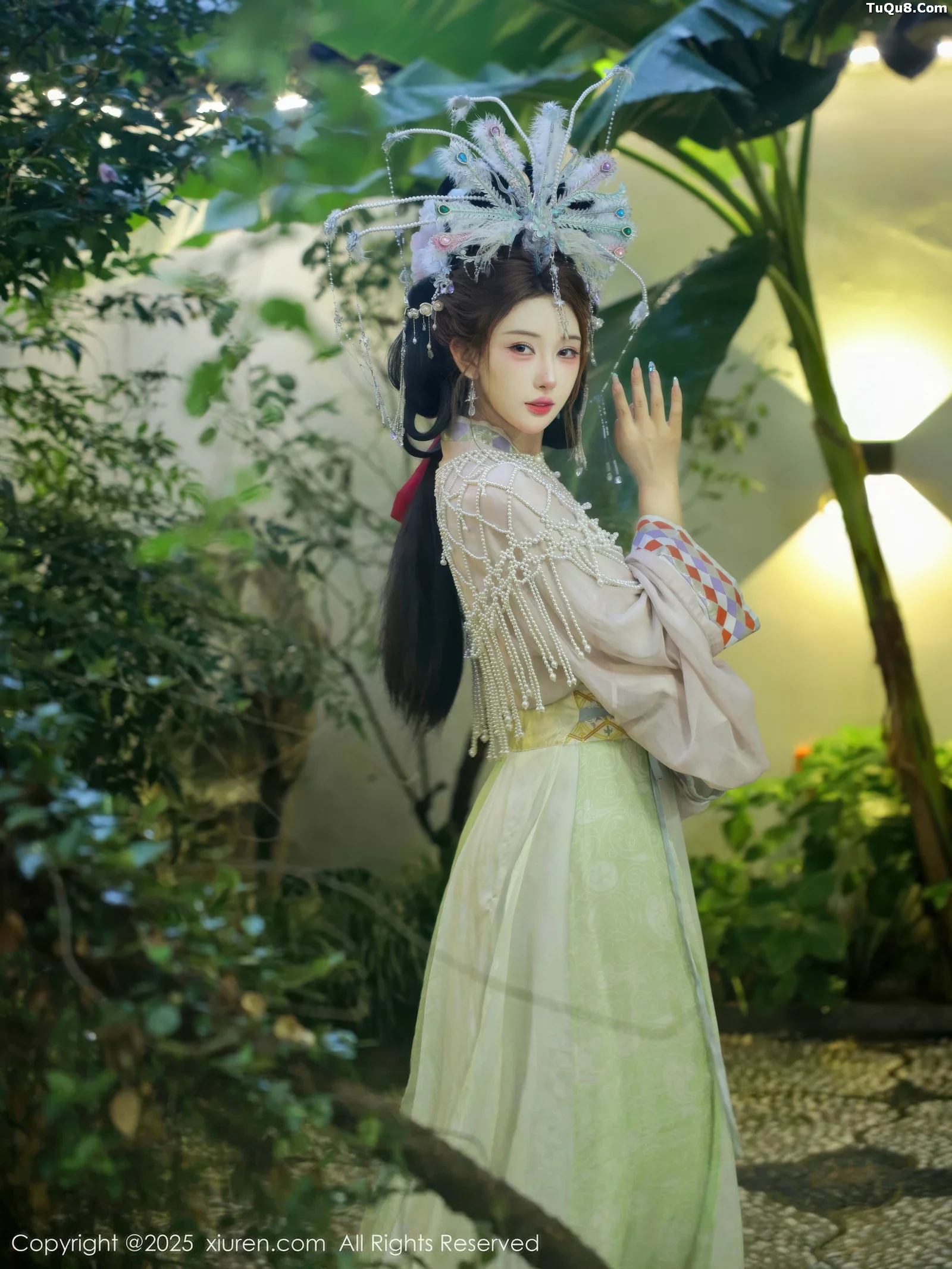   [XiuRen]高清写真图 2025.09.05 No.10736 梨霜儿 浅色古装第7张图片