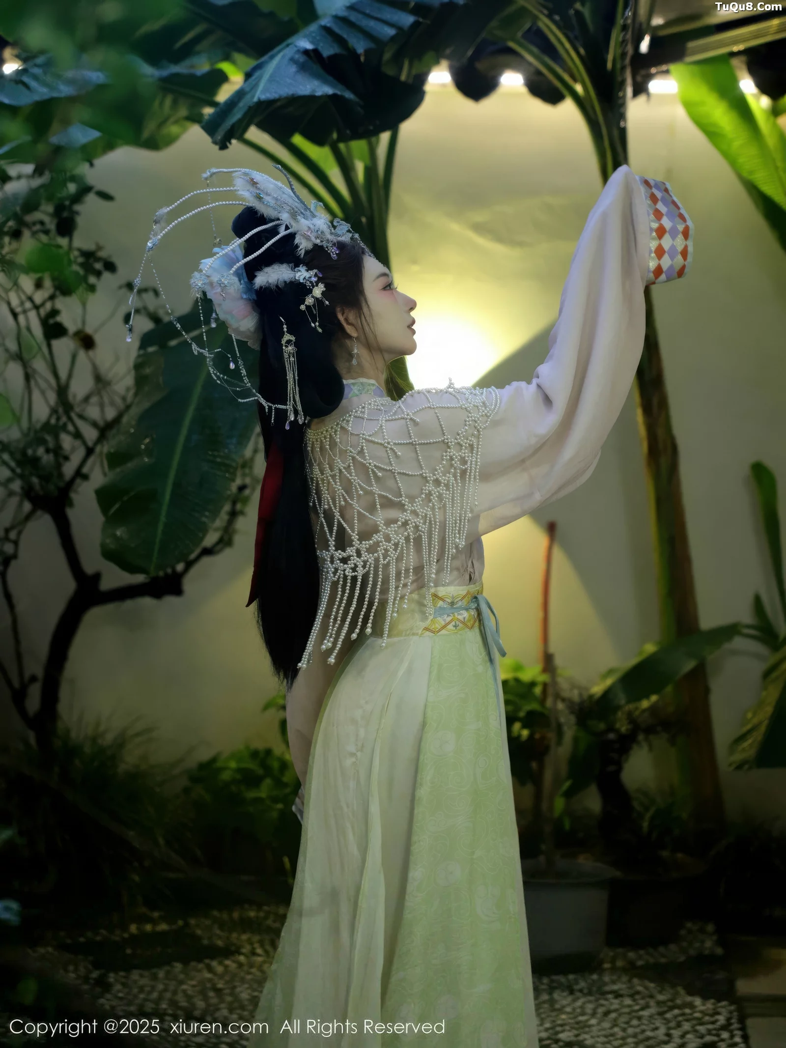   [XiuRen]高清写真图 2025.09.05 No.10736 梨霜儿 浅色古装第8张图片