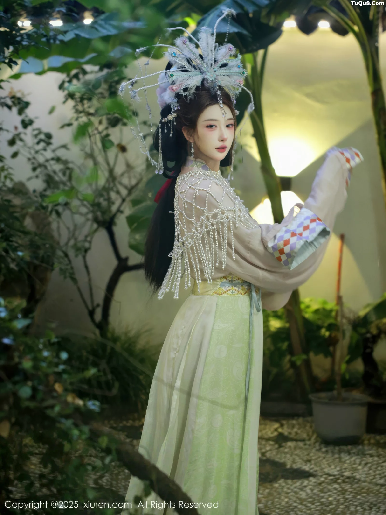   [XiuRen]高清写真图 2025.09.05 No.10736 梨霜儿 浅色古装第9张图片