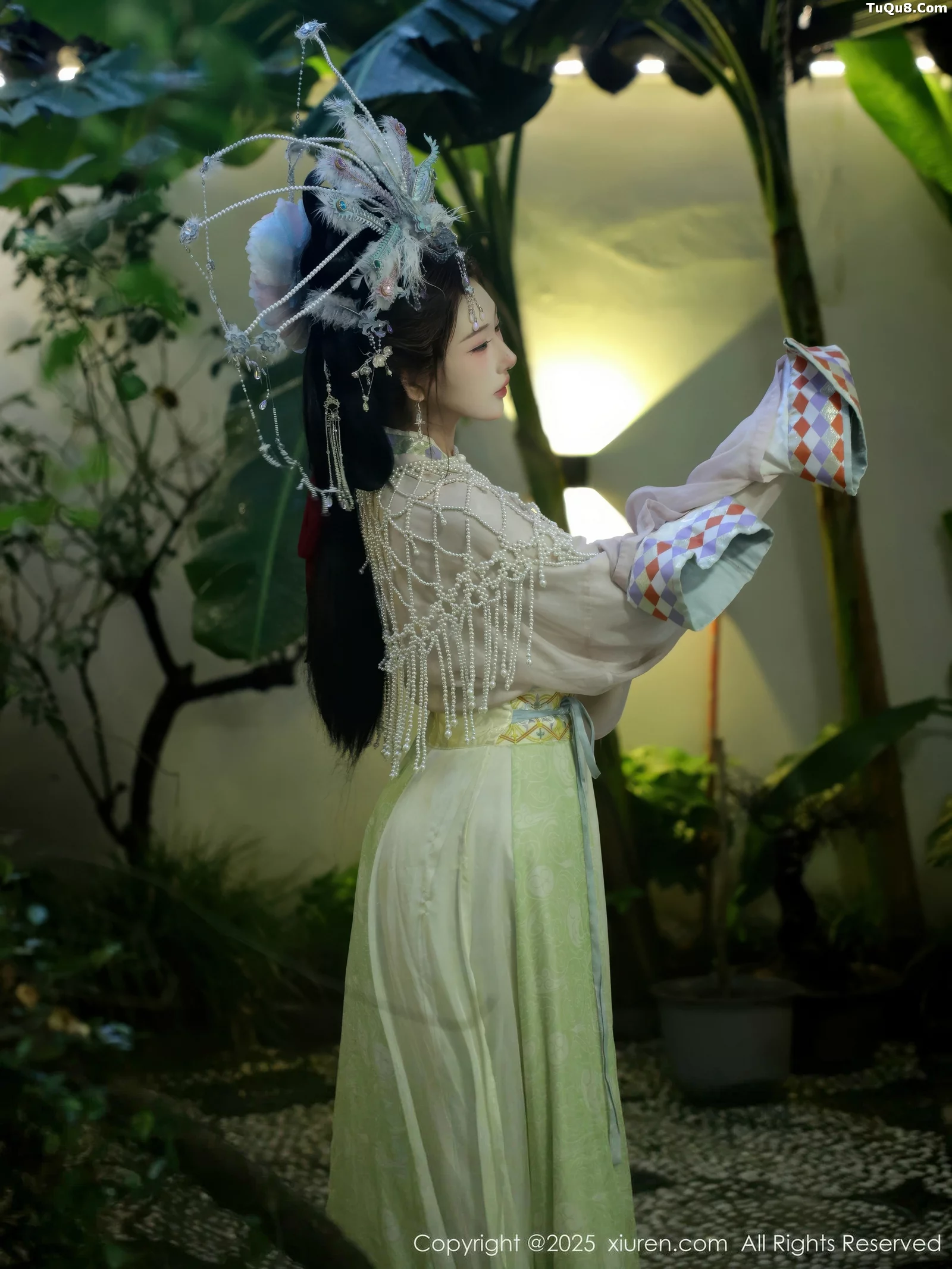   [XiuRen]高清写真图 2025.09.05 No.10736 梨霜儿 浅色古装第10张图片