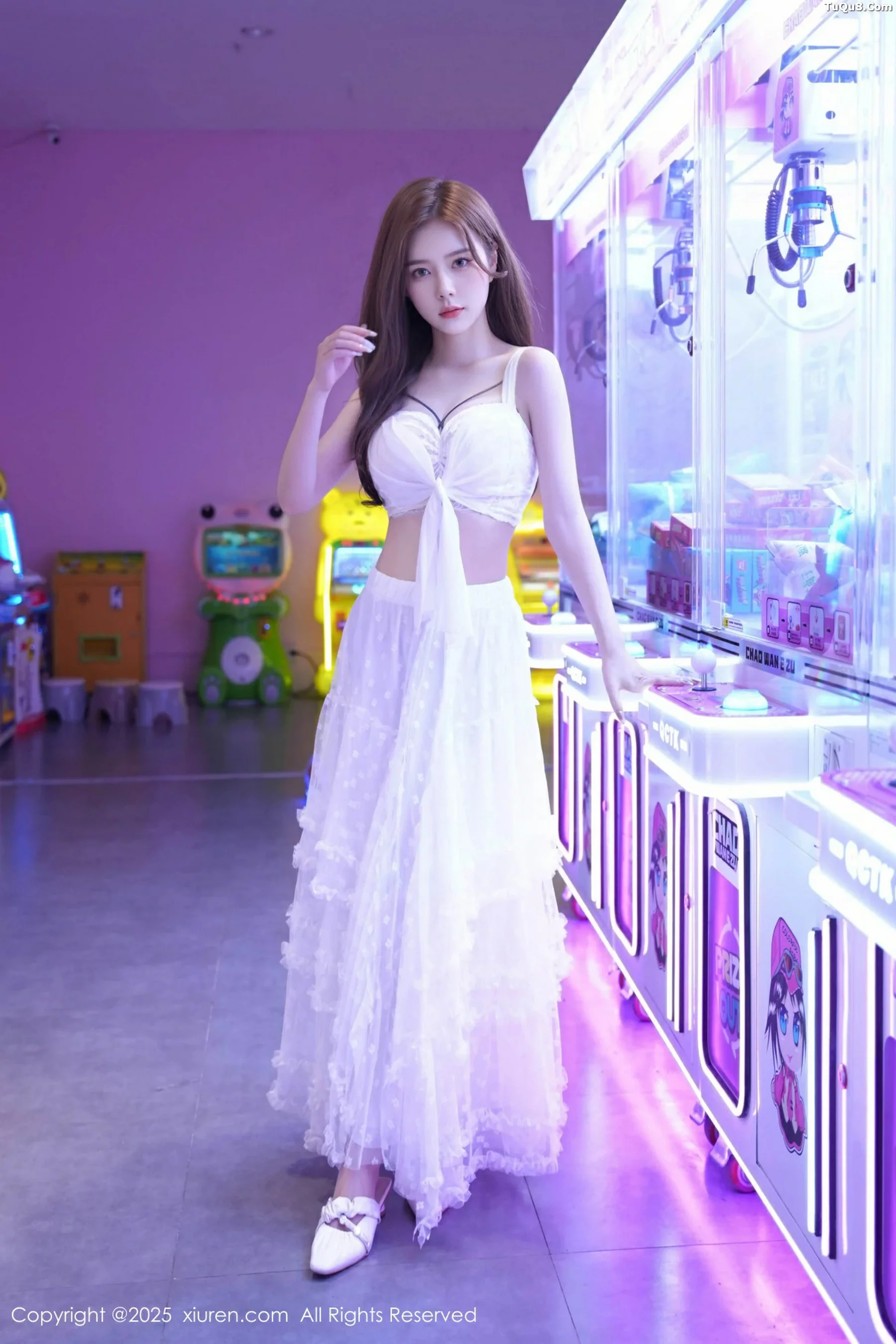   [XiuRen]高清写真图 2025.09.22 No.10791 拍黄瓜girl 白色连衣裙第3张图片