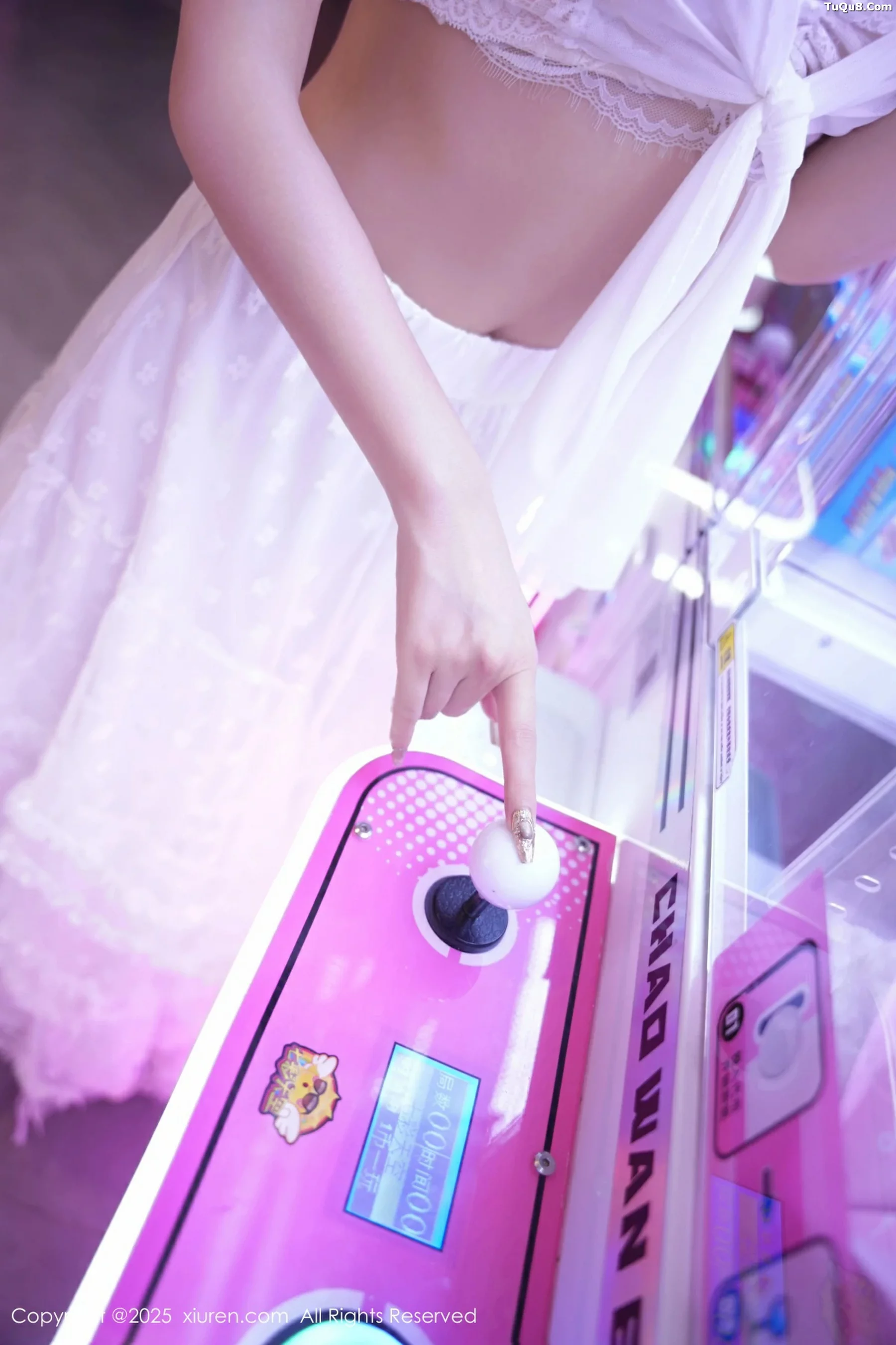   [XiuRen]高清写真图 2025.09.22 No.10791 拍黄瓜girl 白色连衣裙第8张图片