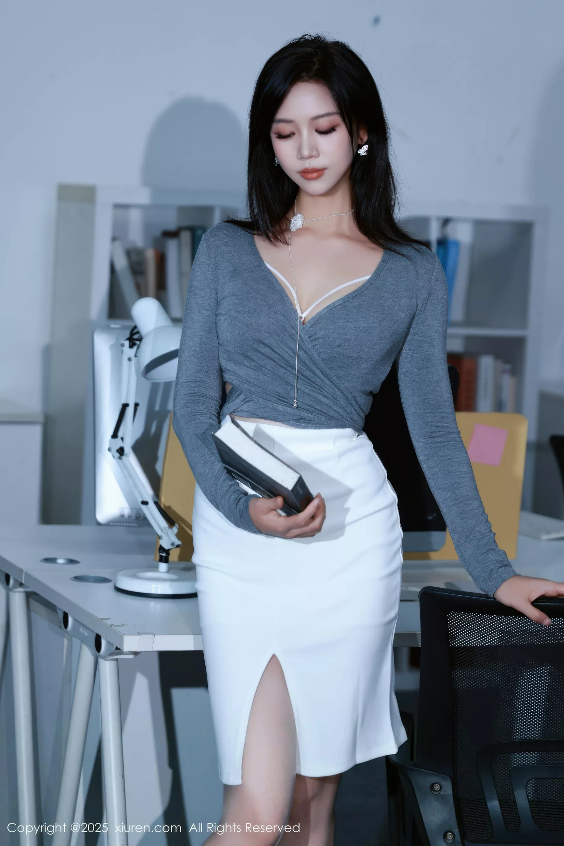   [XiuRen]高清写真图 2025.09.18 No.10780 玫瑰我爱你 白色包臀裙第2张图片