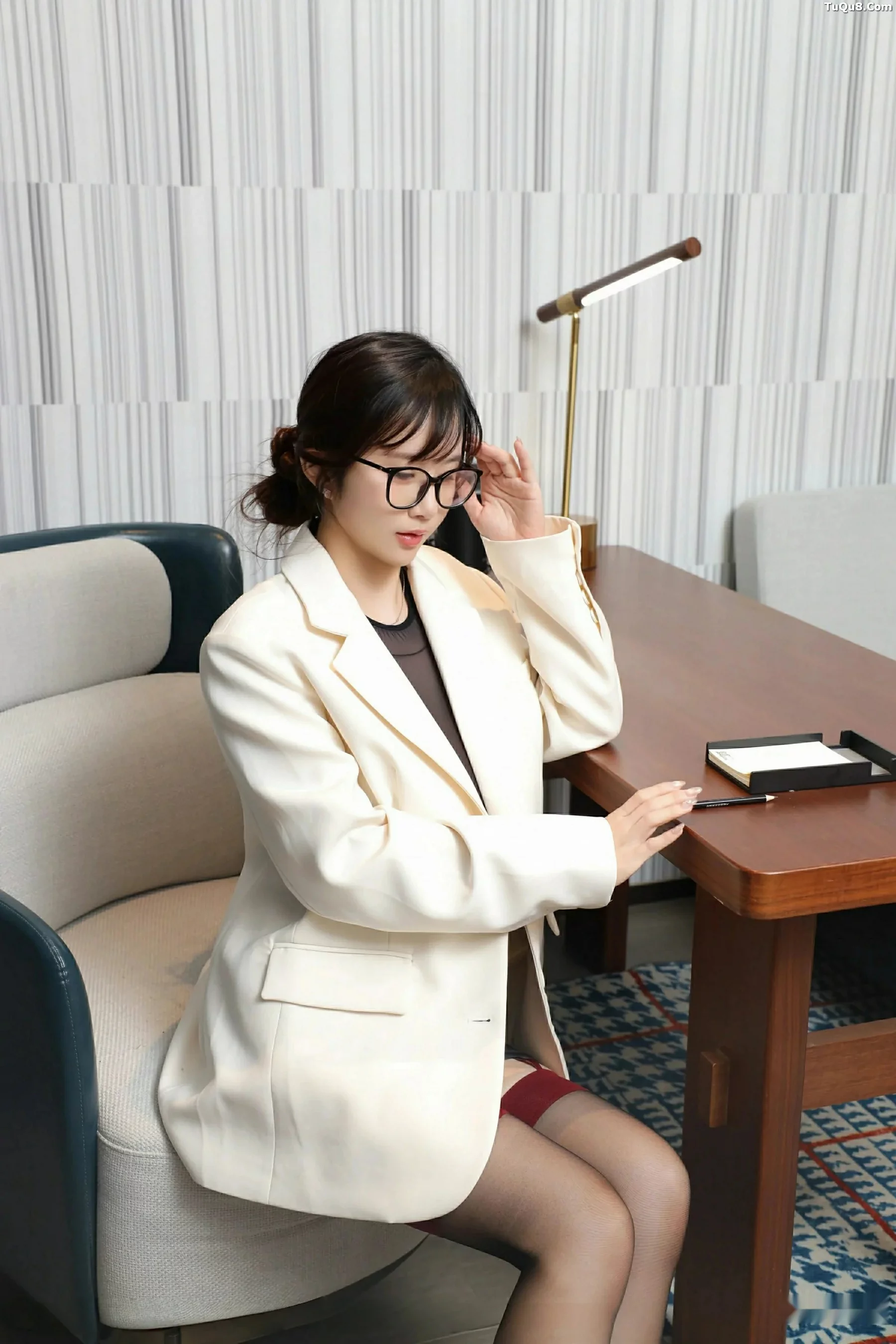   [XiuRen]高清写真图 2025.09.25 No.10805 小肉肉咪 OL服饰第4张图片