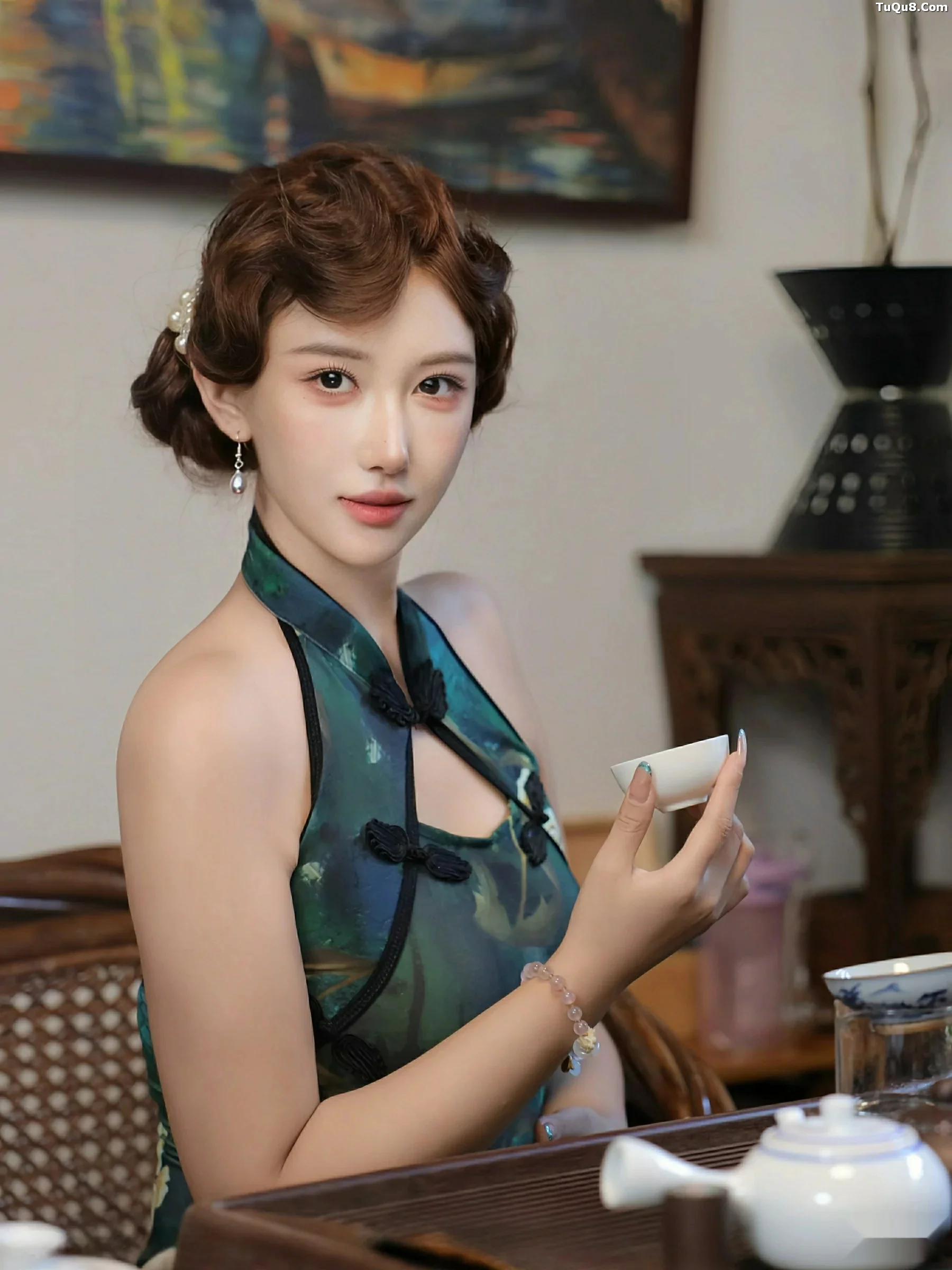   [XiuRen]高清写真图 2025.09.26 No.10815 金允希Yuki 绿色旗袍第5张图片