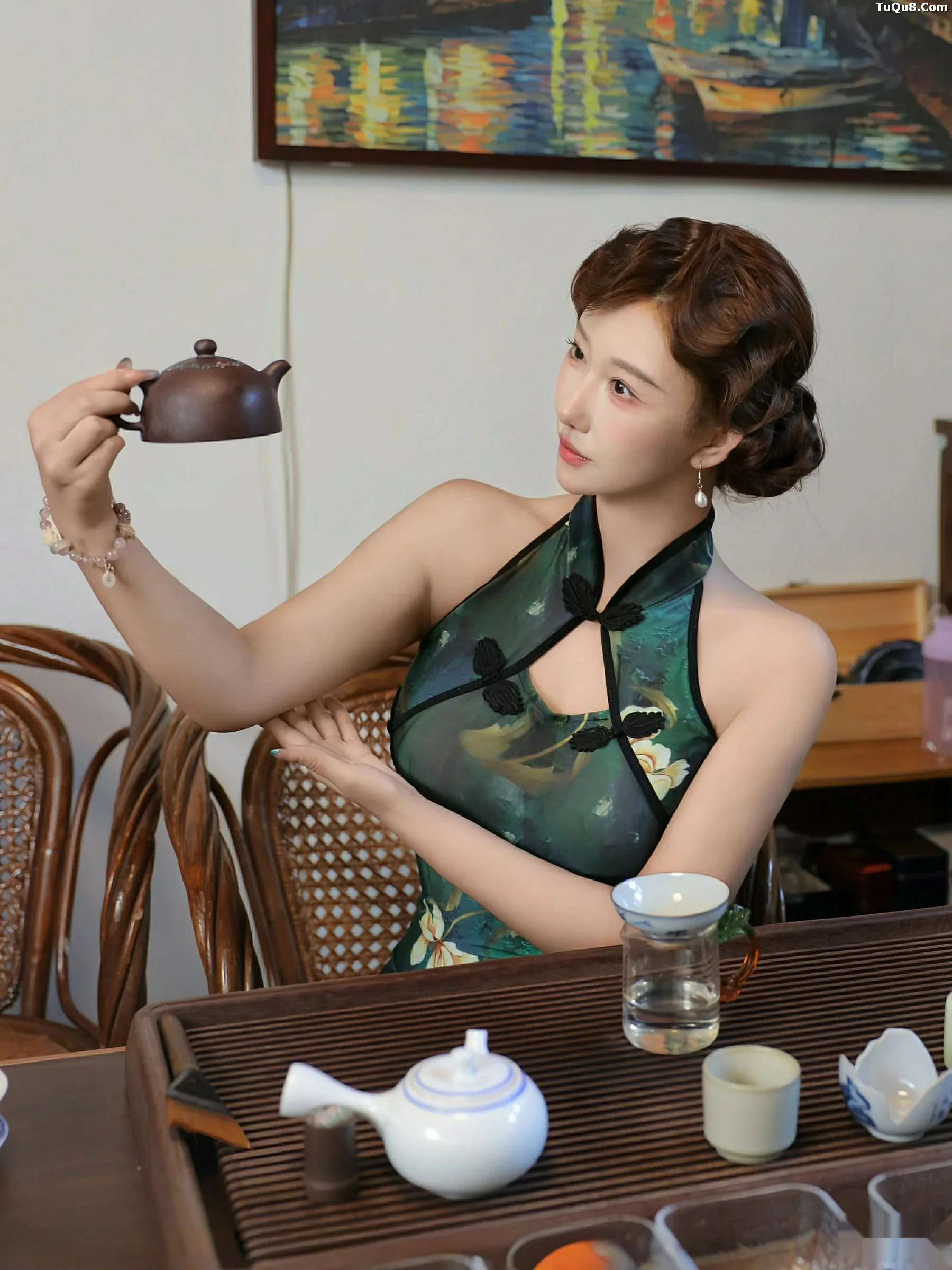   [XiuRen]高清写真图 2025.09.26 No.10815 金允希Yuki 绿色旗袍第7张图片