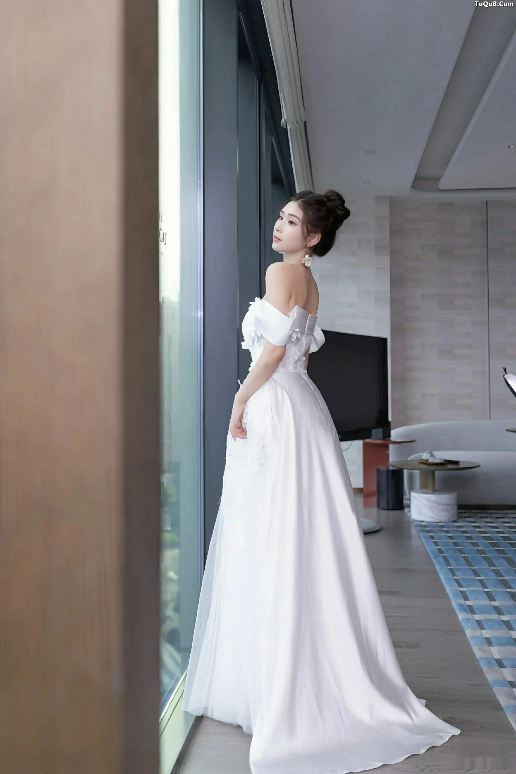   [XiuRen]高清写真图 2025.09.26 No.10814 刘婷婷 白色婚纱第5张图片