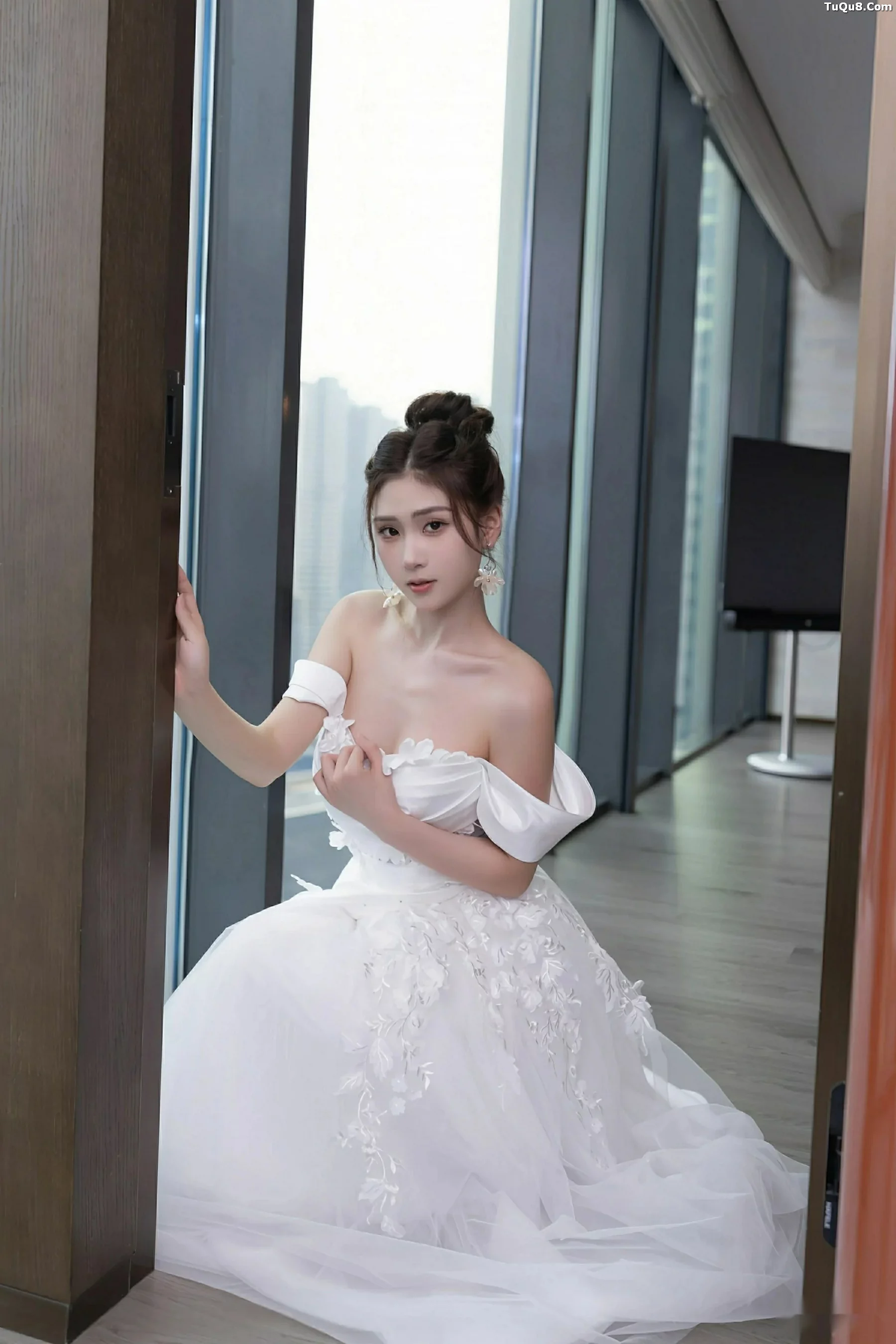   [XiuRen]高清写真图 2025.09.26 No.10814 刘婷婷 白色婚纱第6张图片