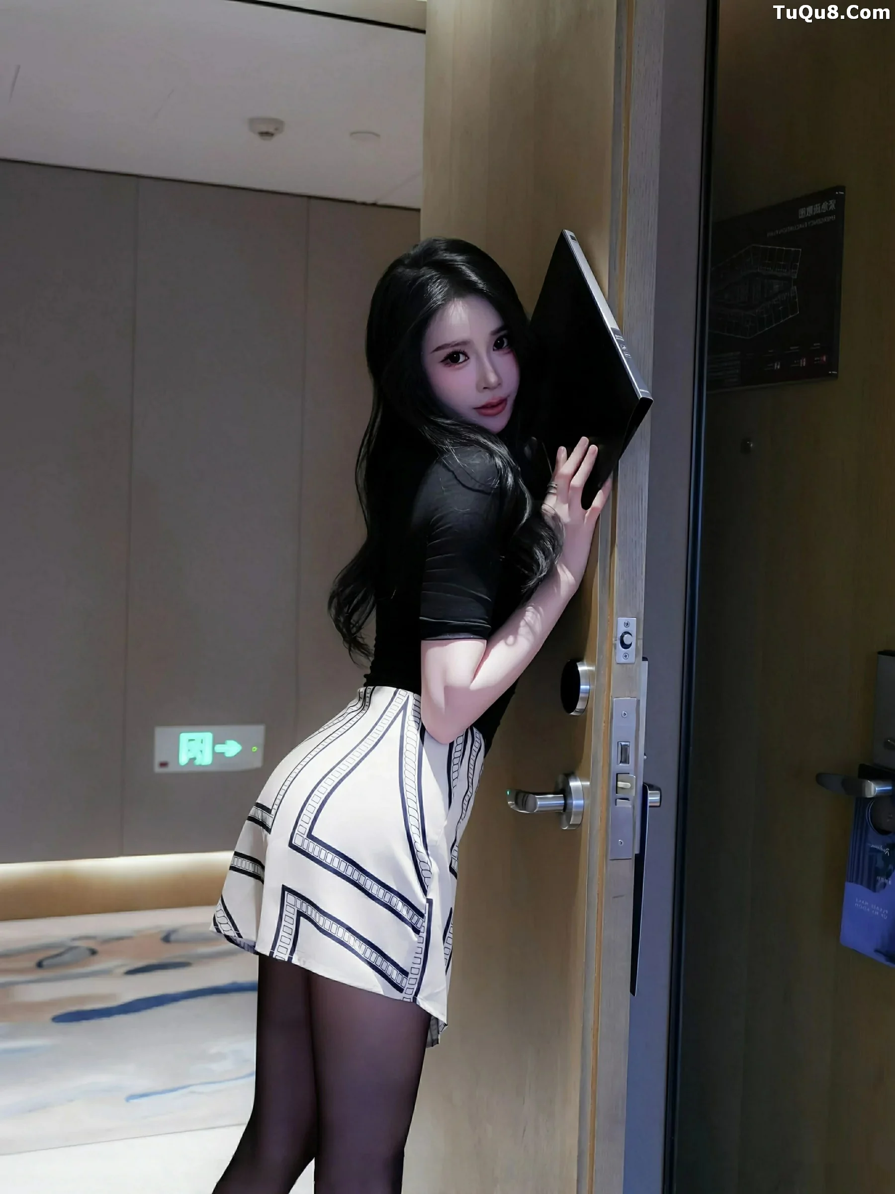   [XiuRen]高清写真图 2025.09.28 No.10817 椰汁糯米姬 黑色T恤第4张图片