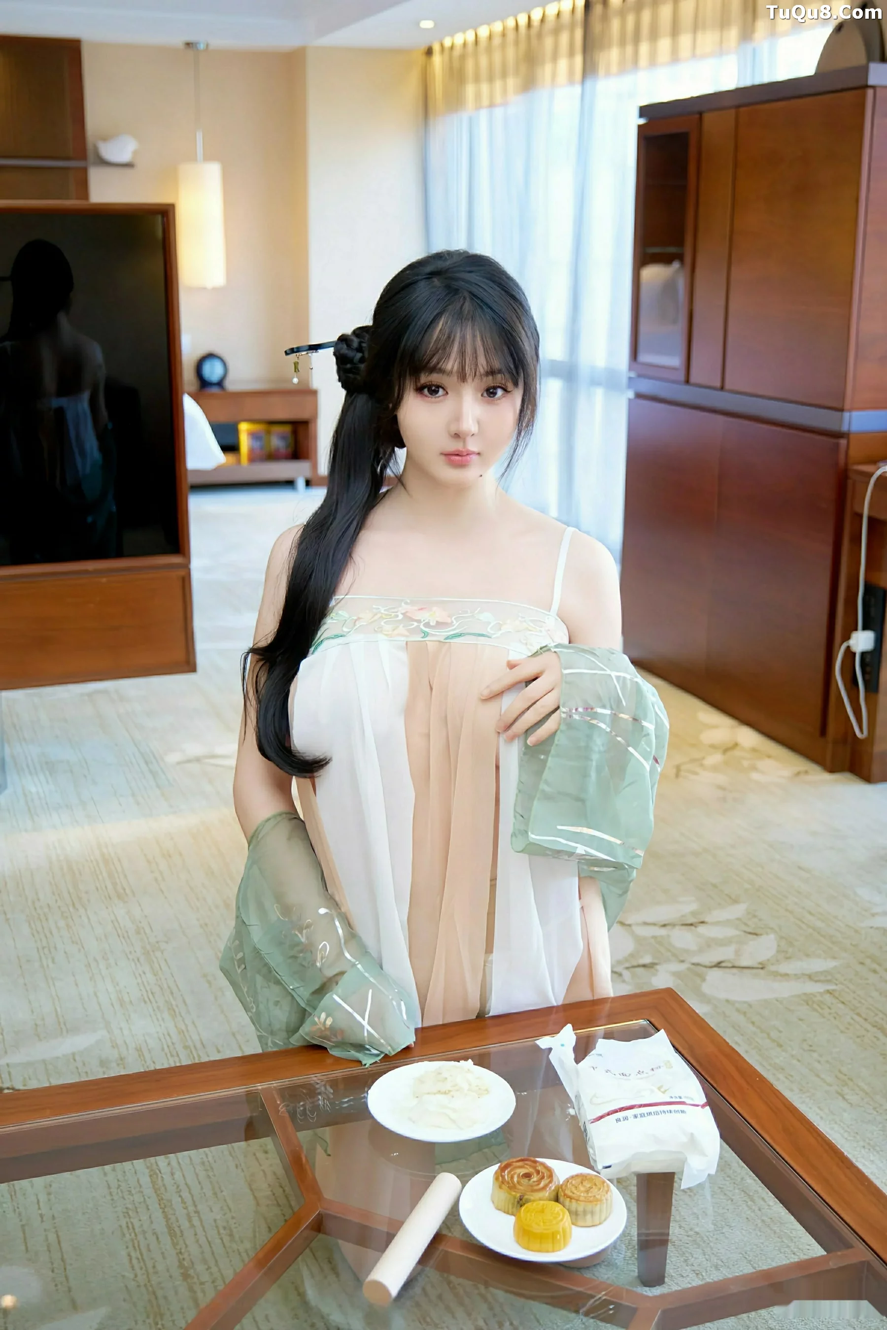   [XiuRen]高清写真图 2025.09.28 No.10818 沈南汐RuRu 古风服饰第2张图片