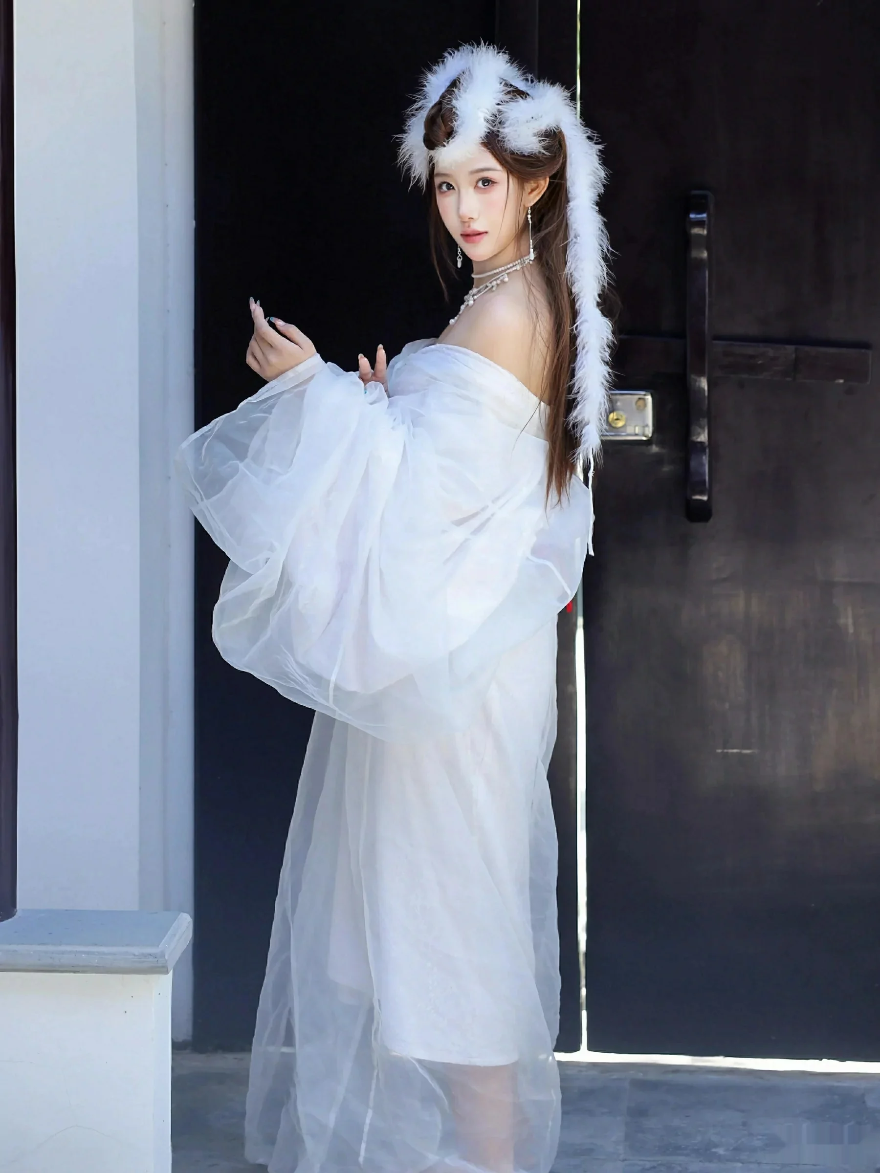 [XiuRen]高清写真图 2025.10.09 No.10843 金允希Yuki 低胸长裙-套图网