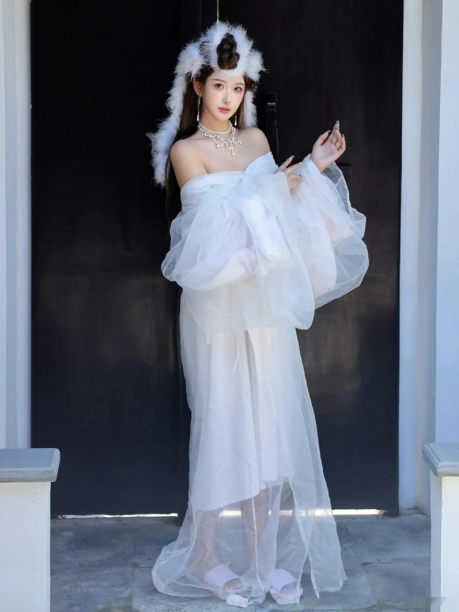   [XiuRen]高清写真图 2025.10.09 No.10843 金允希Yuki 低胸长裙第2张图片