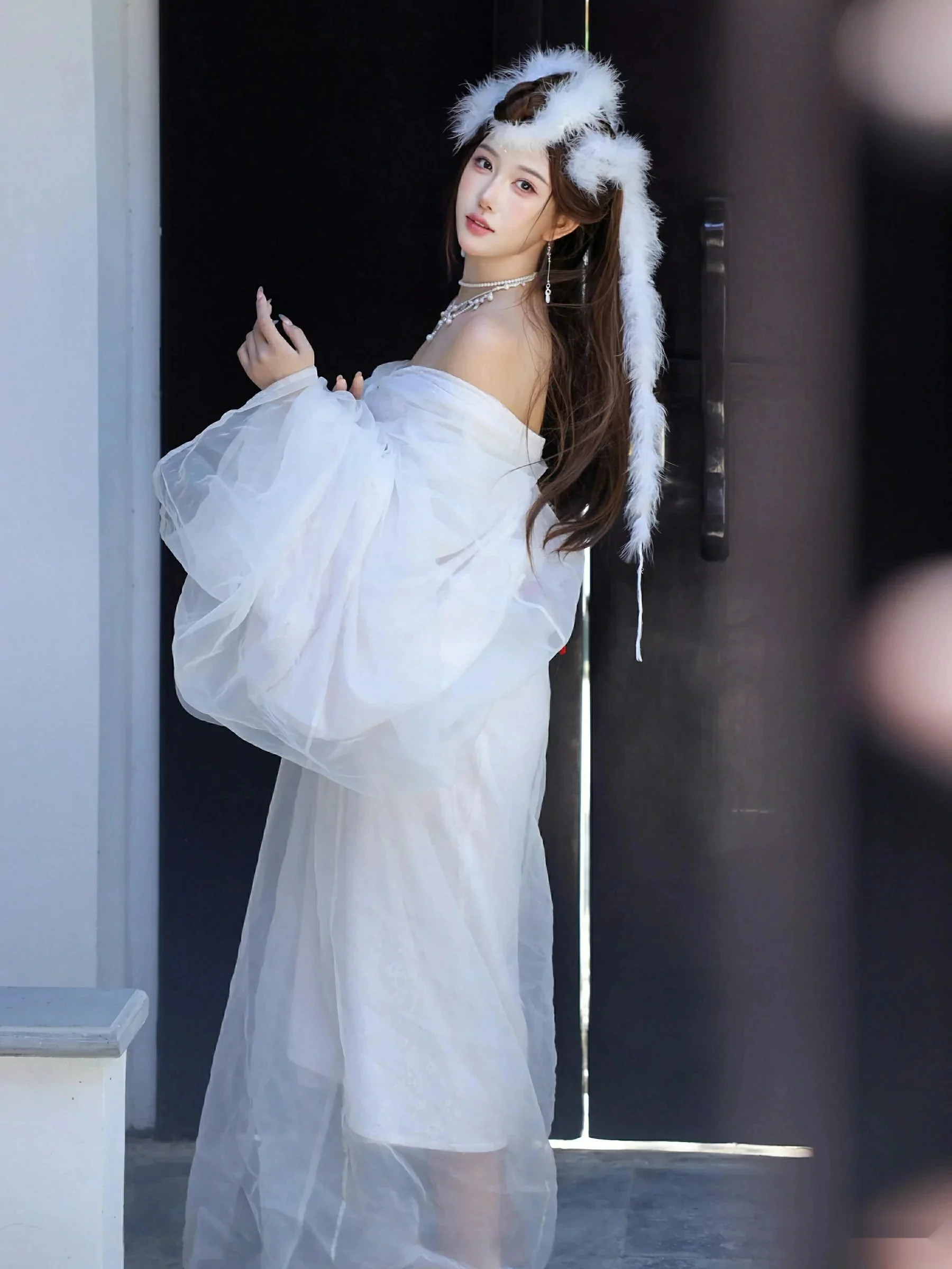   [XiuRen]高清写真图 2025.10.09 No.10843 金允希Yuki 低胸长裙第3张图片