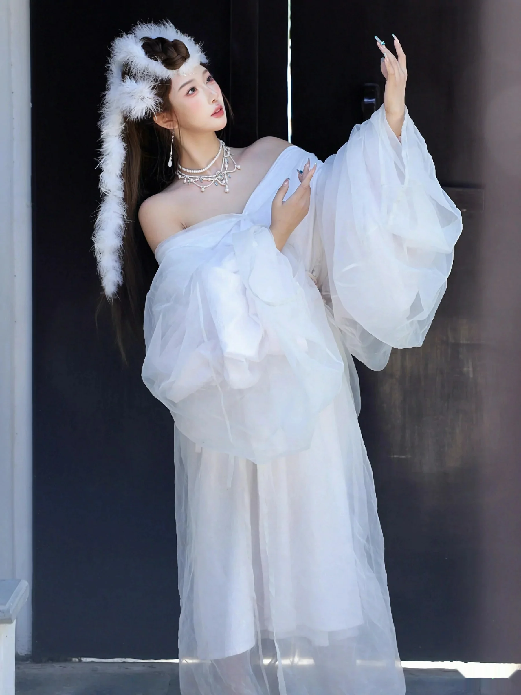   [XiuRen]高清写真图 2025.10.09 No.10843 金允希Yuki 低胸长裙第4张图片