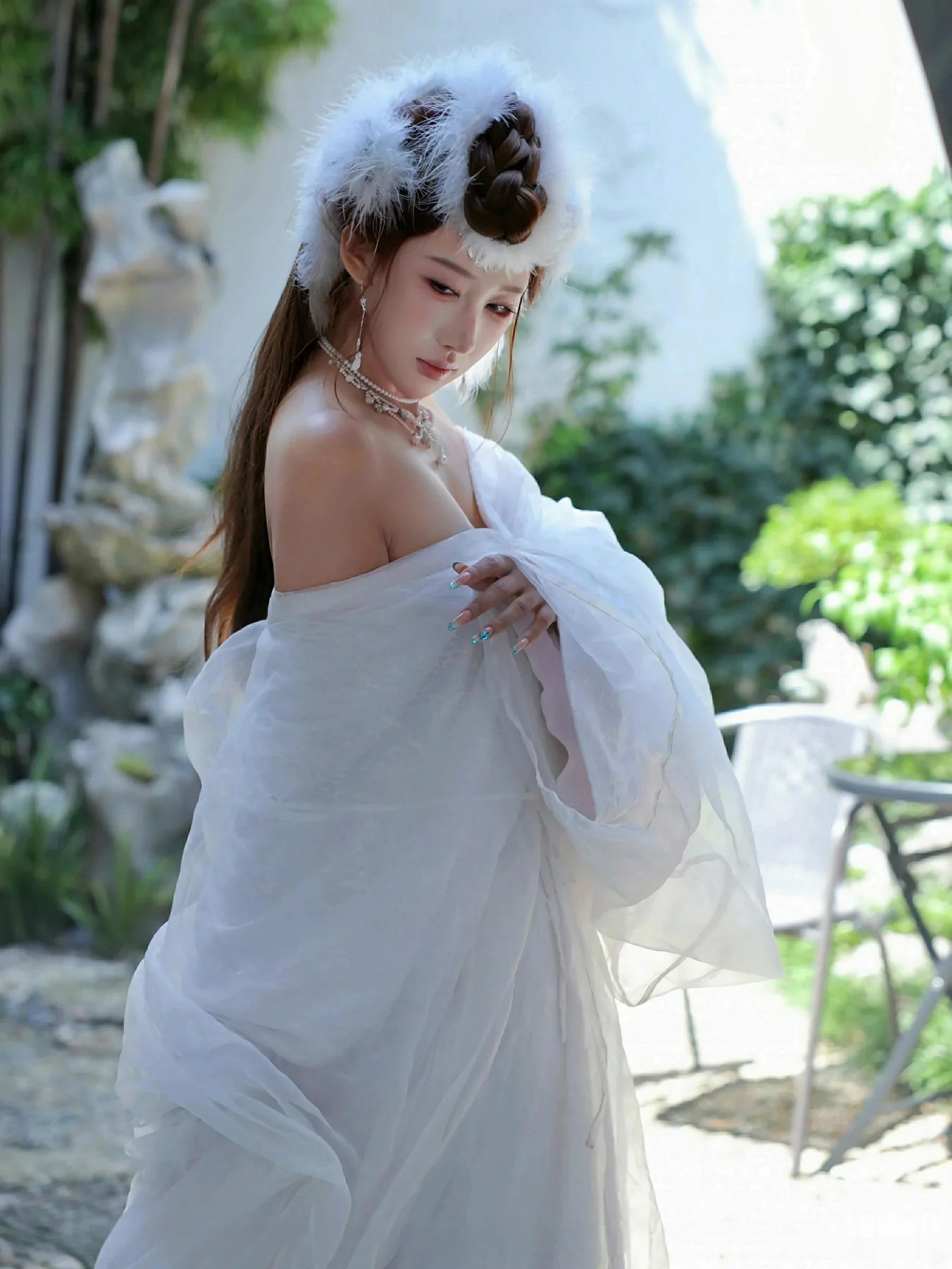   [XiuRen]高清写真图 2025.10.09 No.10843 金允希Yuki 低胸长裙第5张图片