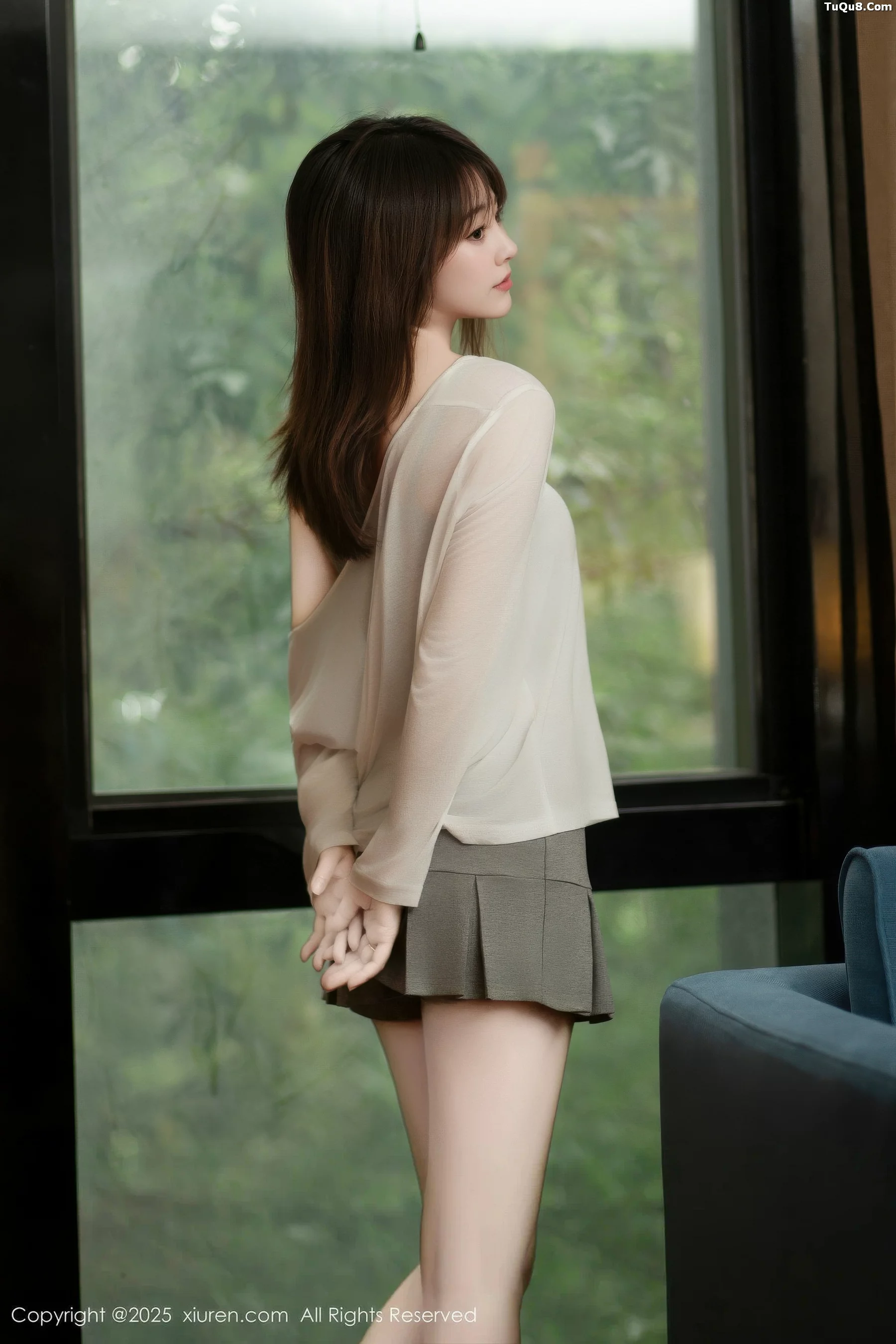   [XiuRen]高清写真图 2025.10.10 No.10845 炎恬kitty 浅色短裙第10张图片