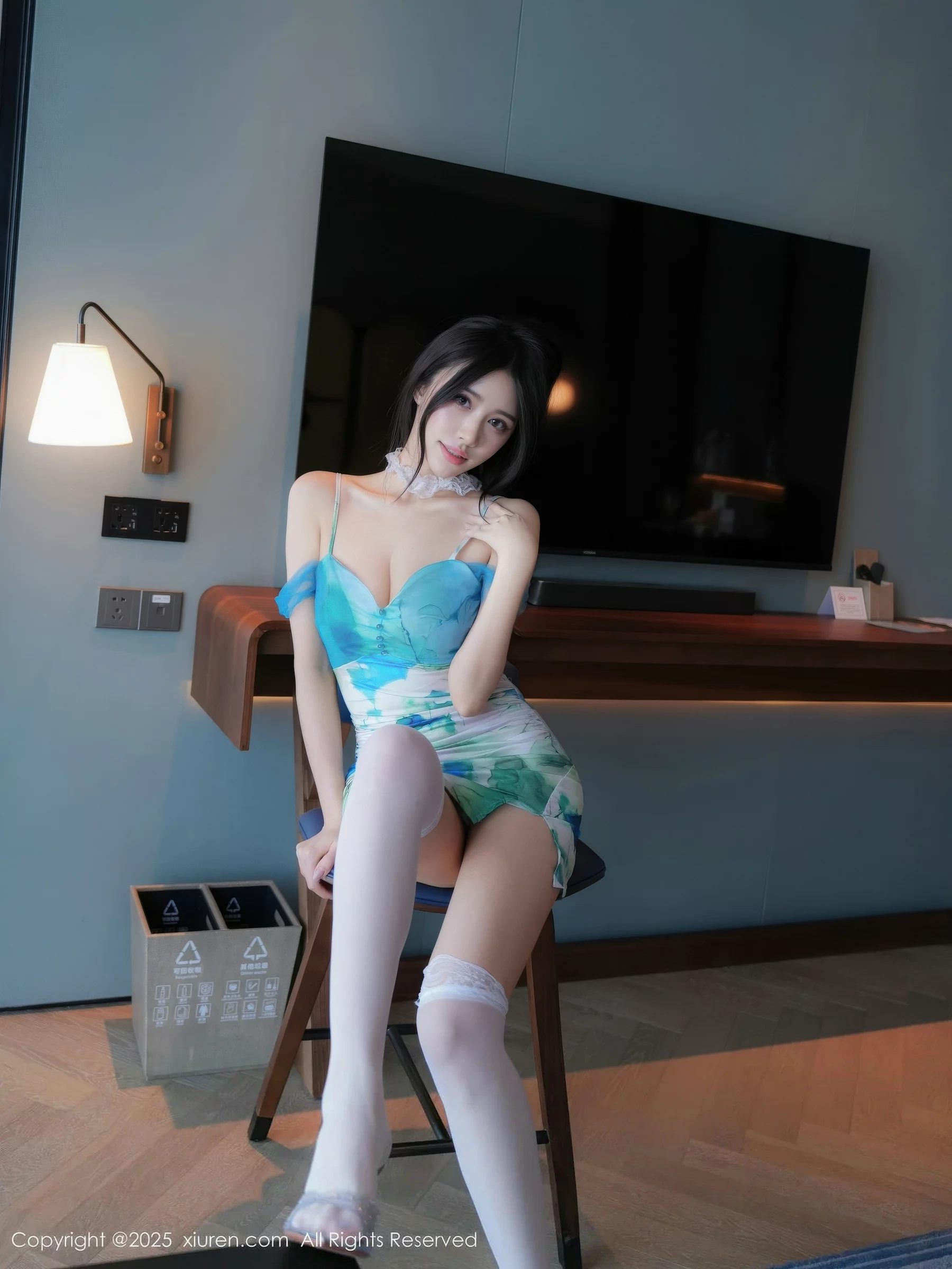   [XiuRen]高清写真图 2025.10.13 No.10859 shelly诗莉吖 白色丝袜第5张图片