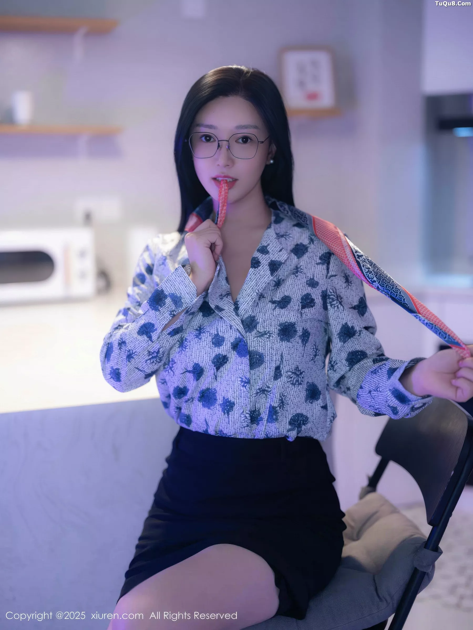   [XiuRen]高清写真图 2025.10.14 No.10866 雅茹老师 OL服饰第10张图片