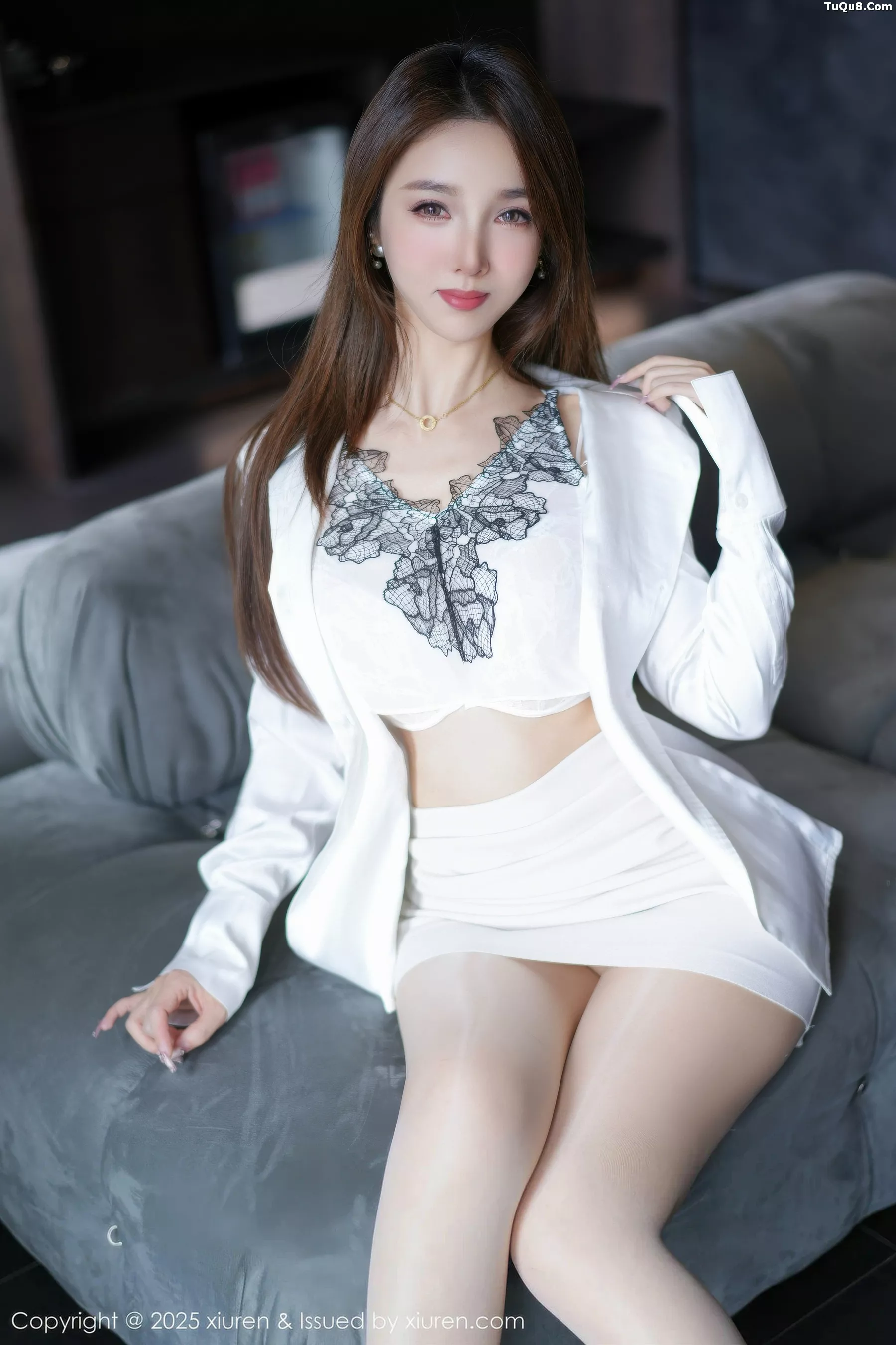   [XiuRen]高清写真图 2025.10.15 No.10872 桃桃·夭夭twins 性感肉丝第8张图片