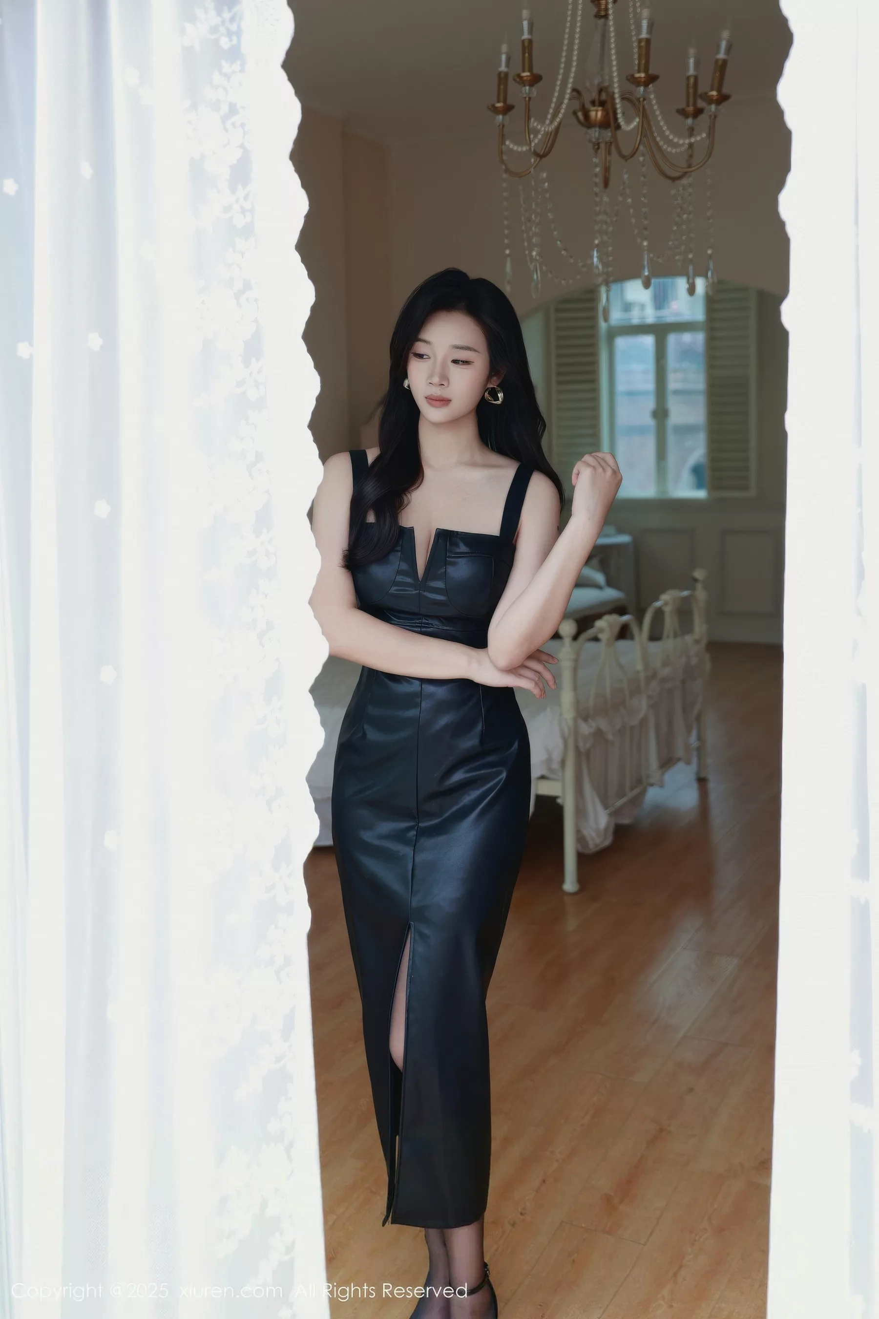 [XiuRen]高清写真图 2025.10.17 No.10885 南乔 黑色皮裙-套图网