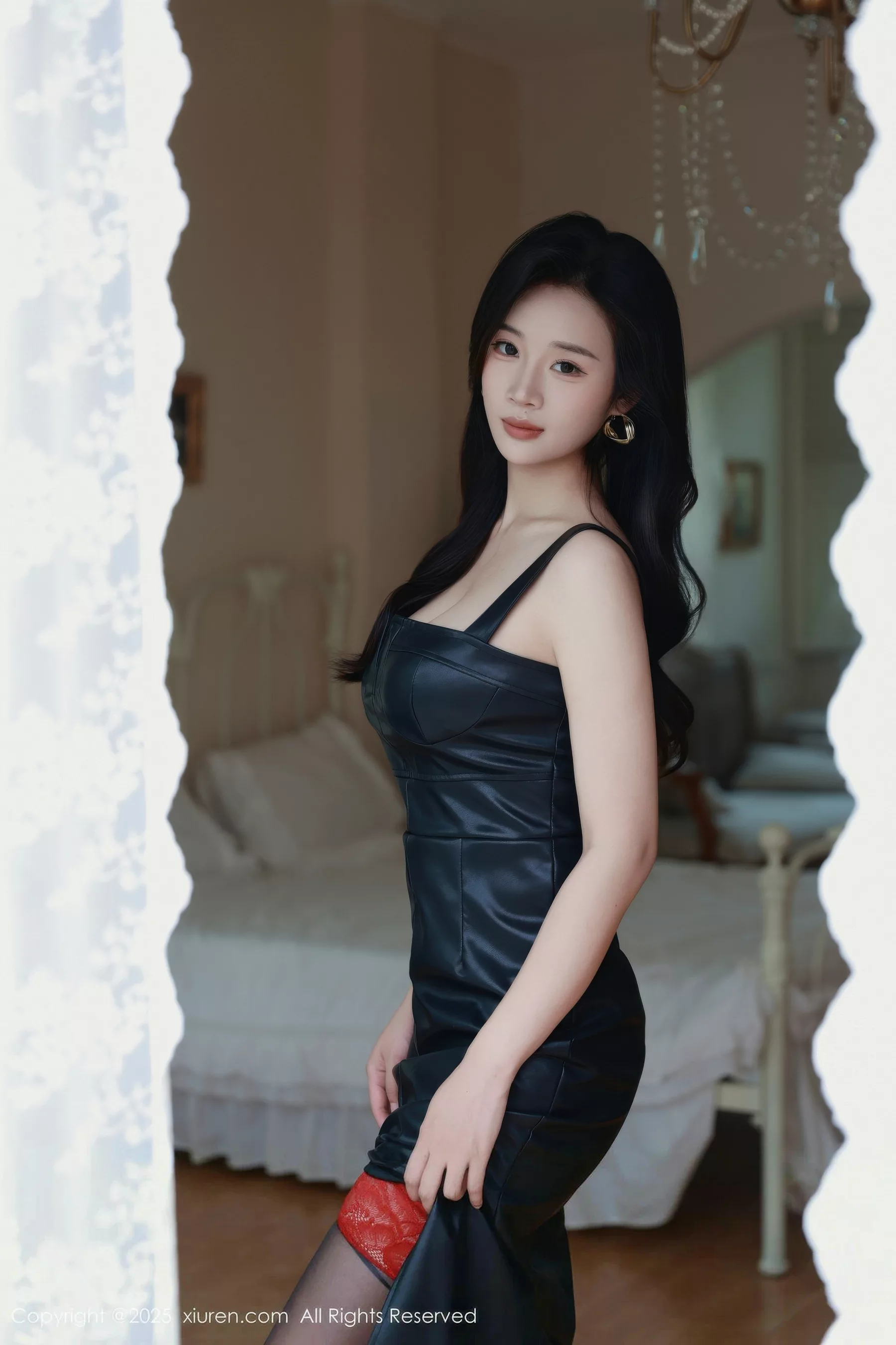   [XiuRen]高清写真图 2025.10.17 No.10885 南乔 黑色皮裙第3张图片