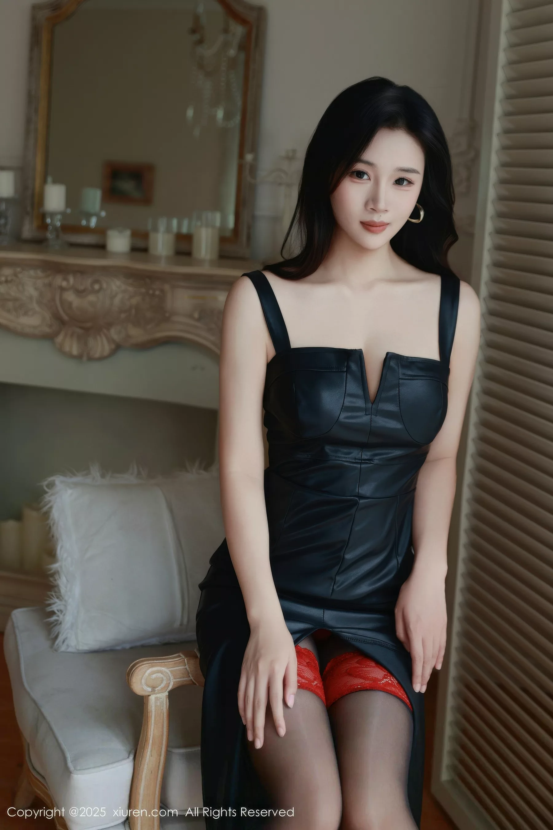   [XiuRen]高清写真图 2025.10.17 No.10885 南乔 黑色皮裙第5张图片