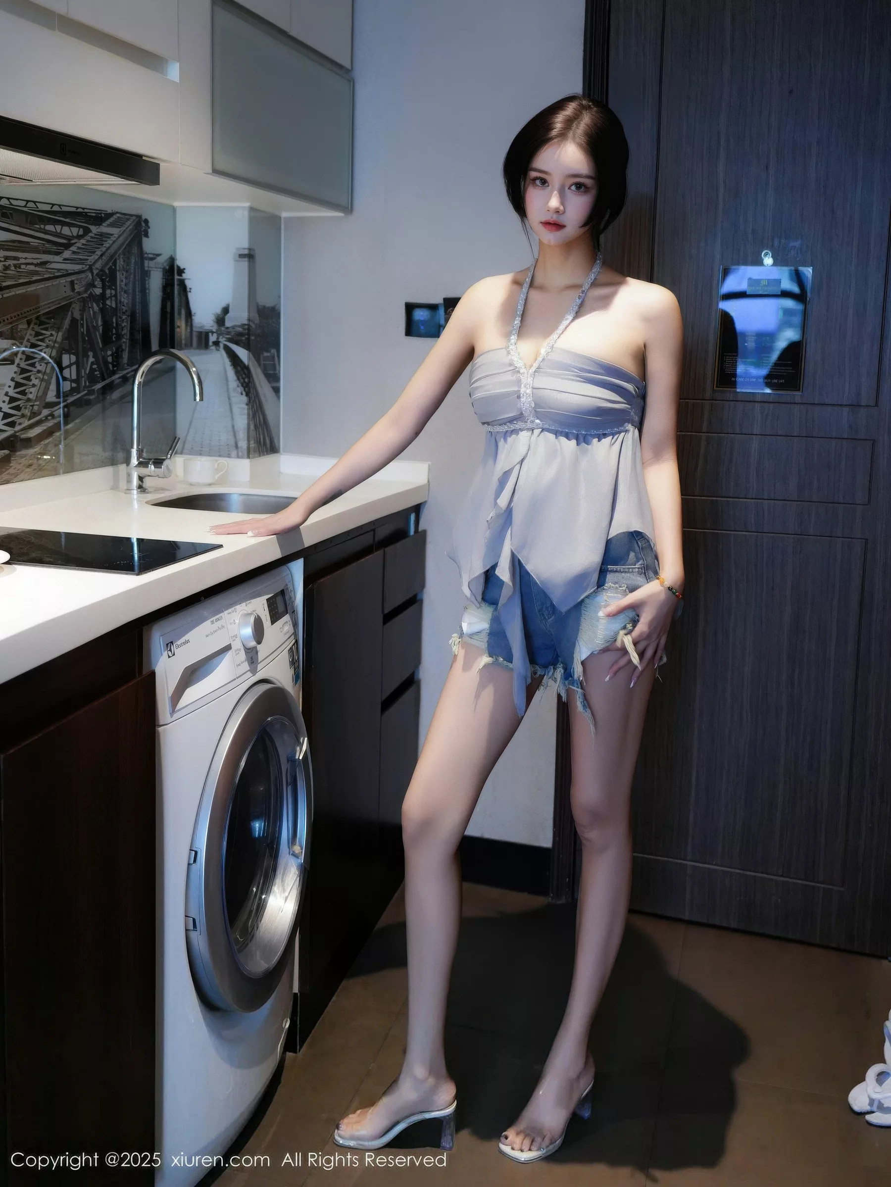   [XiuRen]高清写真图 2025.10.21 No.10893 特蕾莎 超短牛仔裤第3张图片