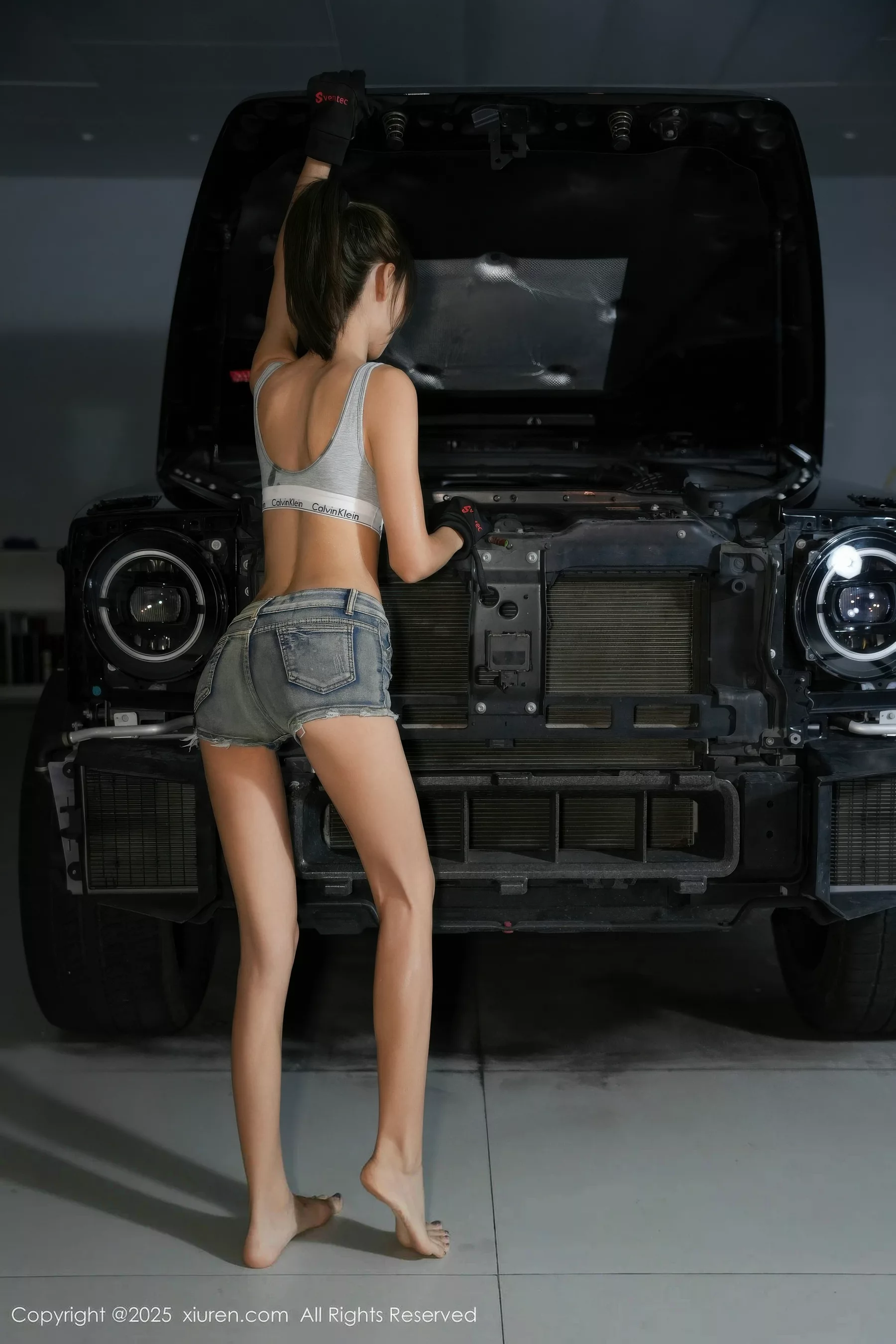   [XiuRen]高清写真图 2025.10.21 No.10894 Lingyu69 汽车修理工第2张图片