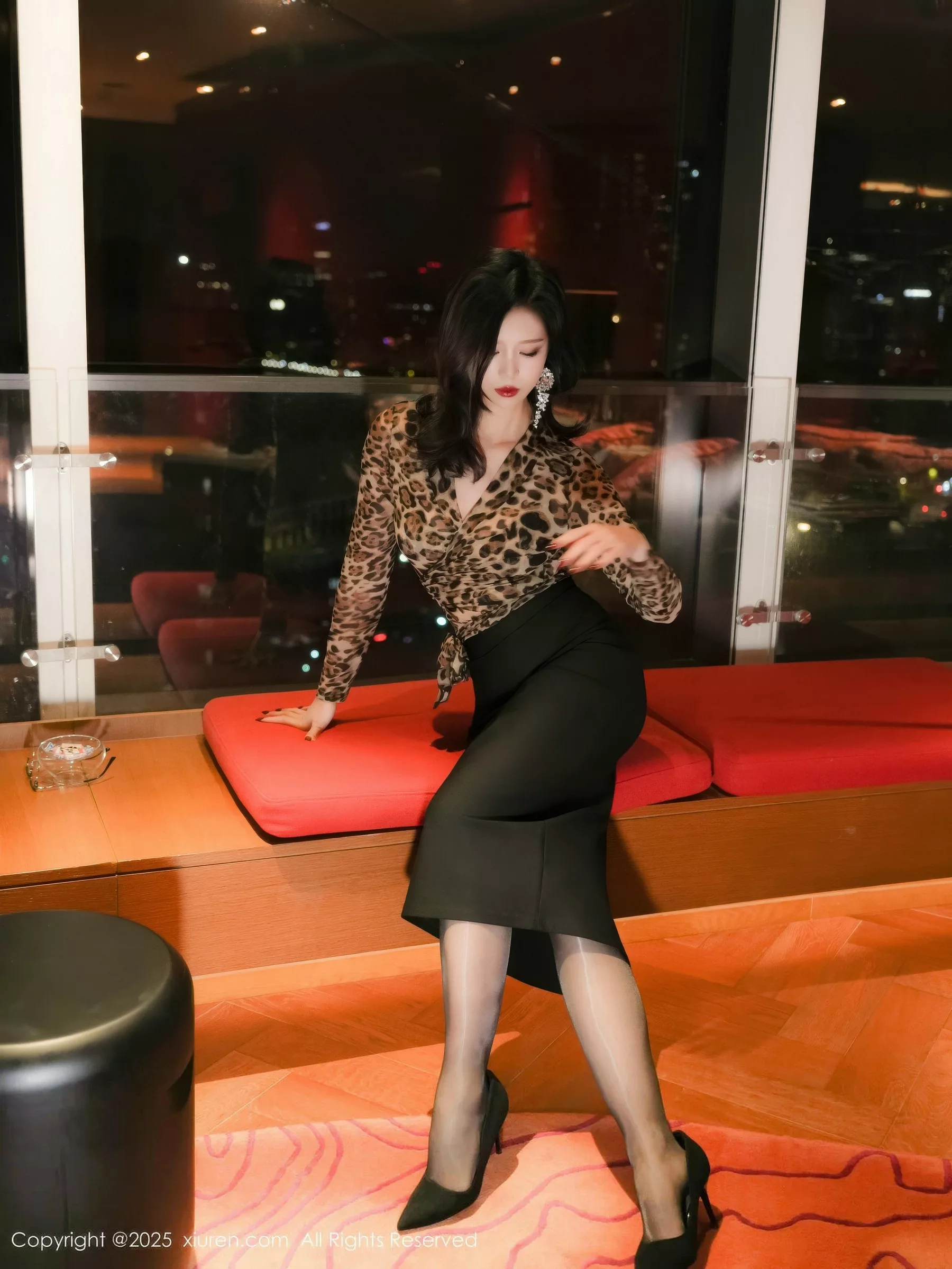   [XiuRen]高清写真图 2025.10.23 No.10901 玫瑰我爱你第6张图片