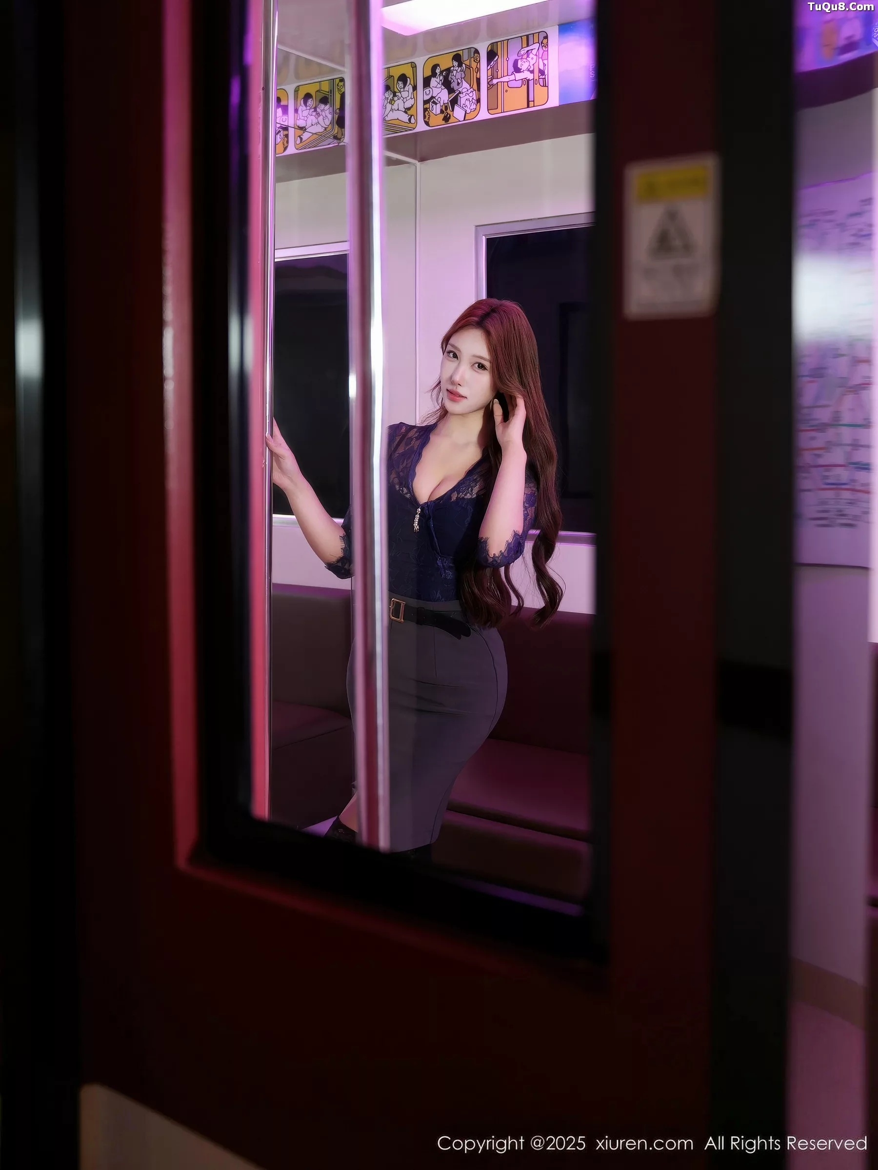   [XiuRen]高清写真图 2025.10.24 No.10910 金允希Yuki 地铁场景第4张图片